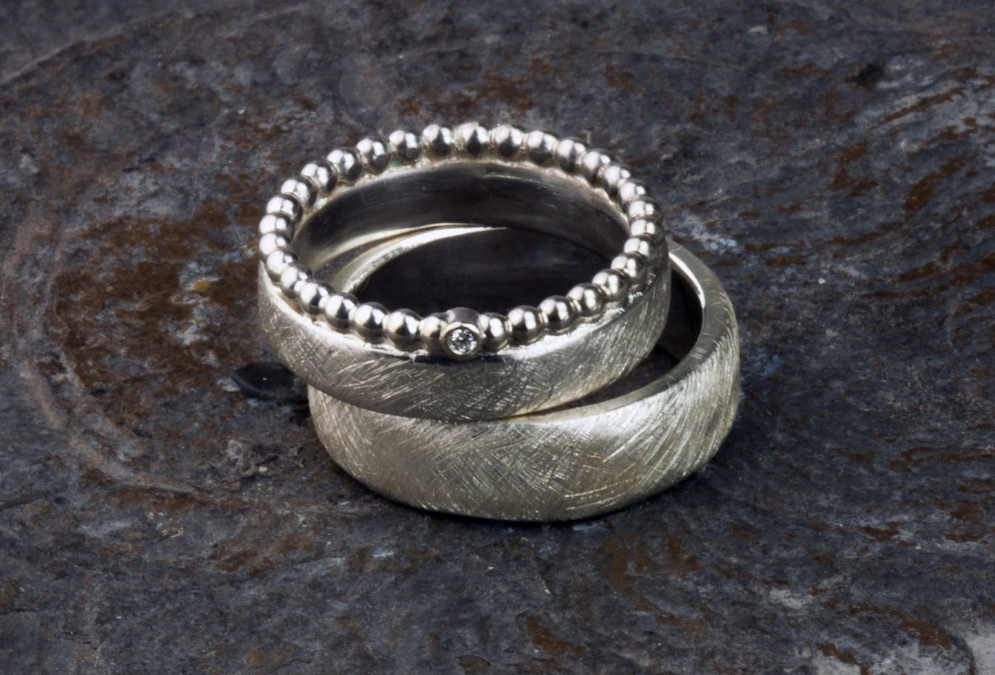 Trauringe mit Kugelring aus Silber, Eheringe mit Kügelchenring, Kugelring mit Diamant - Goldschmiede Manufaktur Silberschweif