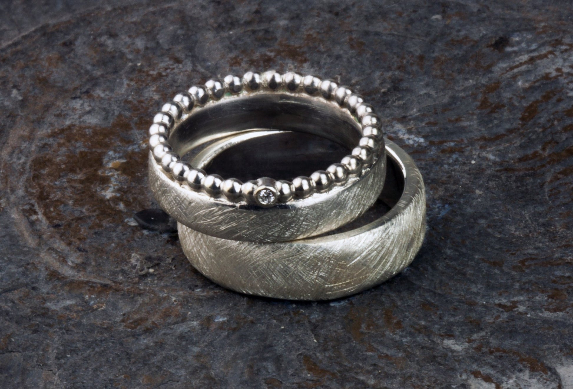 Trauringe mit Kugelring aus Silber, Eheringe mit Kügelchenring, Kugelring mit Diamant - Goldschmiede Manufaktur Silberschweif