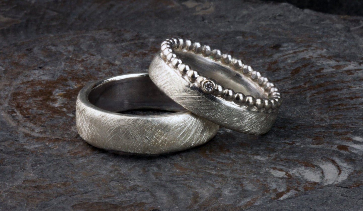 Trauringe mit Kugelring aus Silber, Eheringe mit Kügelchenring, Kugelring mit Diamant - Goldschmiede Manufaktur Silberschweif