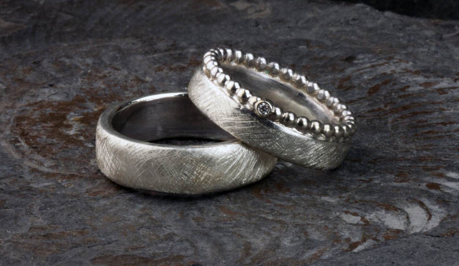 Trauringe mit Kugelring aus Silber, Eheringe mit Kügelchenring, Kugelring mit Diamant - Goldschmiede Manufaktur Silberschweif