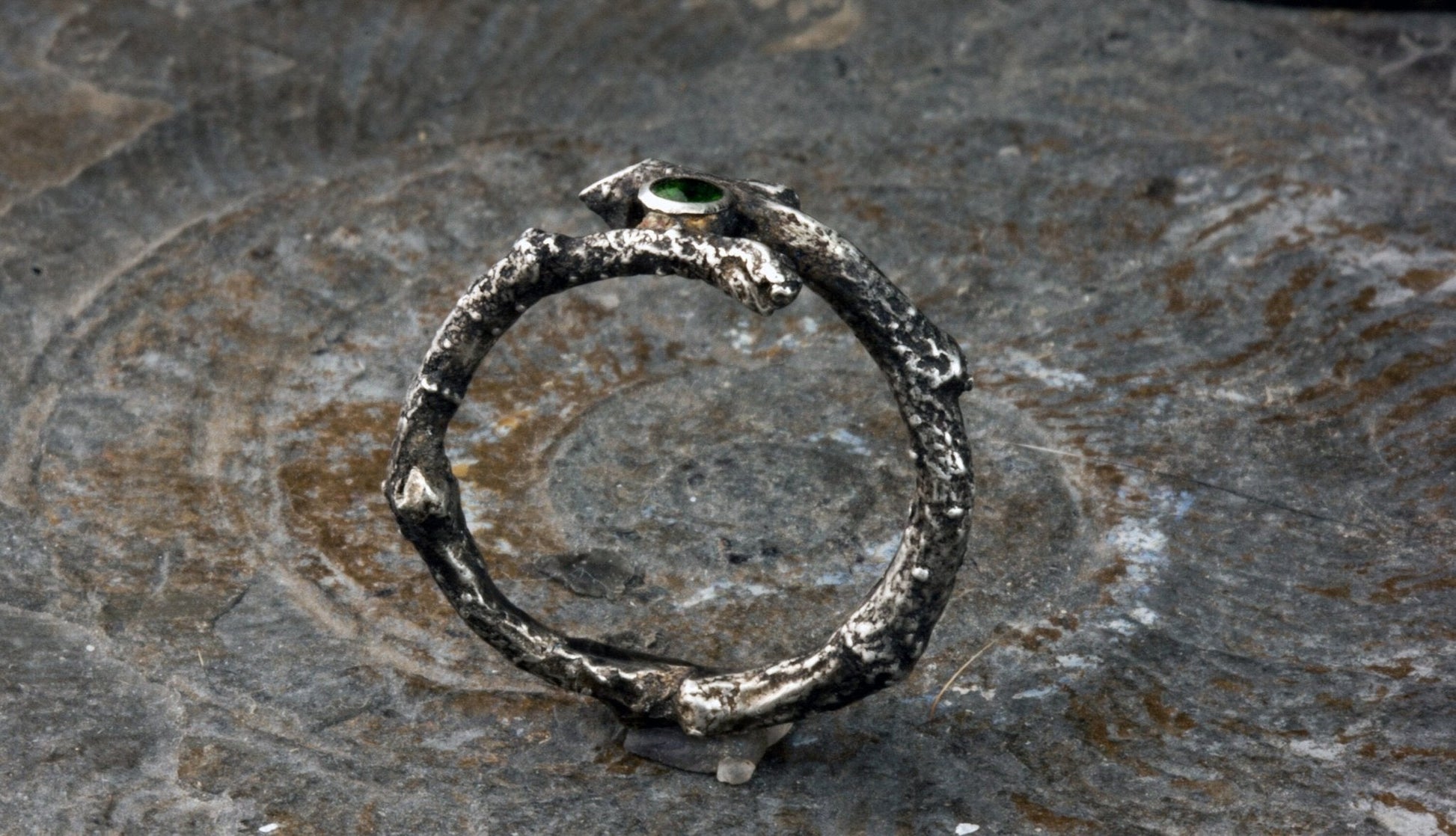 Verlobungsring, Solitärring, Zweig, Natur, grüner Stein, 925 Silber - Goldschmiede Manufaktur Silberschweif