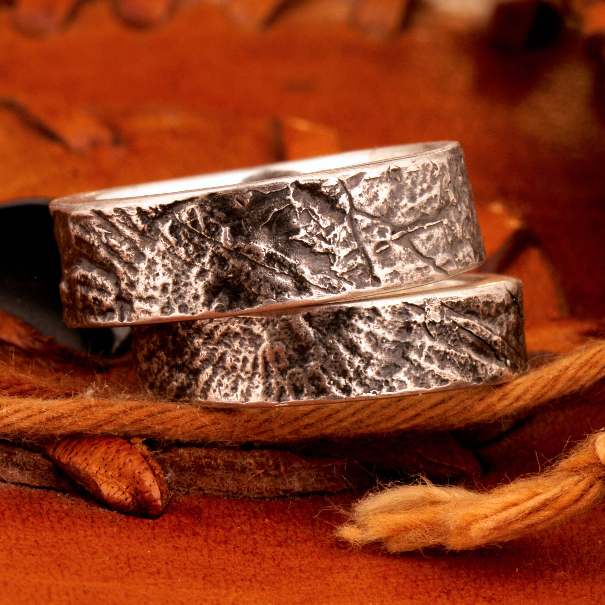 Eheringe für Naturverbundene Trauringe mit versteinerten Ammoniten versteinerte Schnecke von der schwäbischen Alb 925 Silber Schieferstruktur Trauringe mit Symbolik handgemacht aus Deutschland