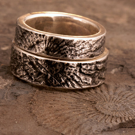 Eheringe für Naturverbundene Trauringe mit versteinerten Ammoniten versteinerte Schnecke von der schwäbischen Alb 925 Silber Schieferstruktur Trauringe mit Symbolik handgemacht aus Deutschland