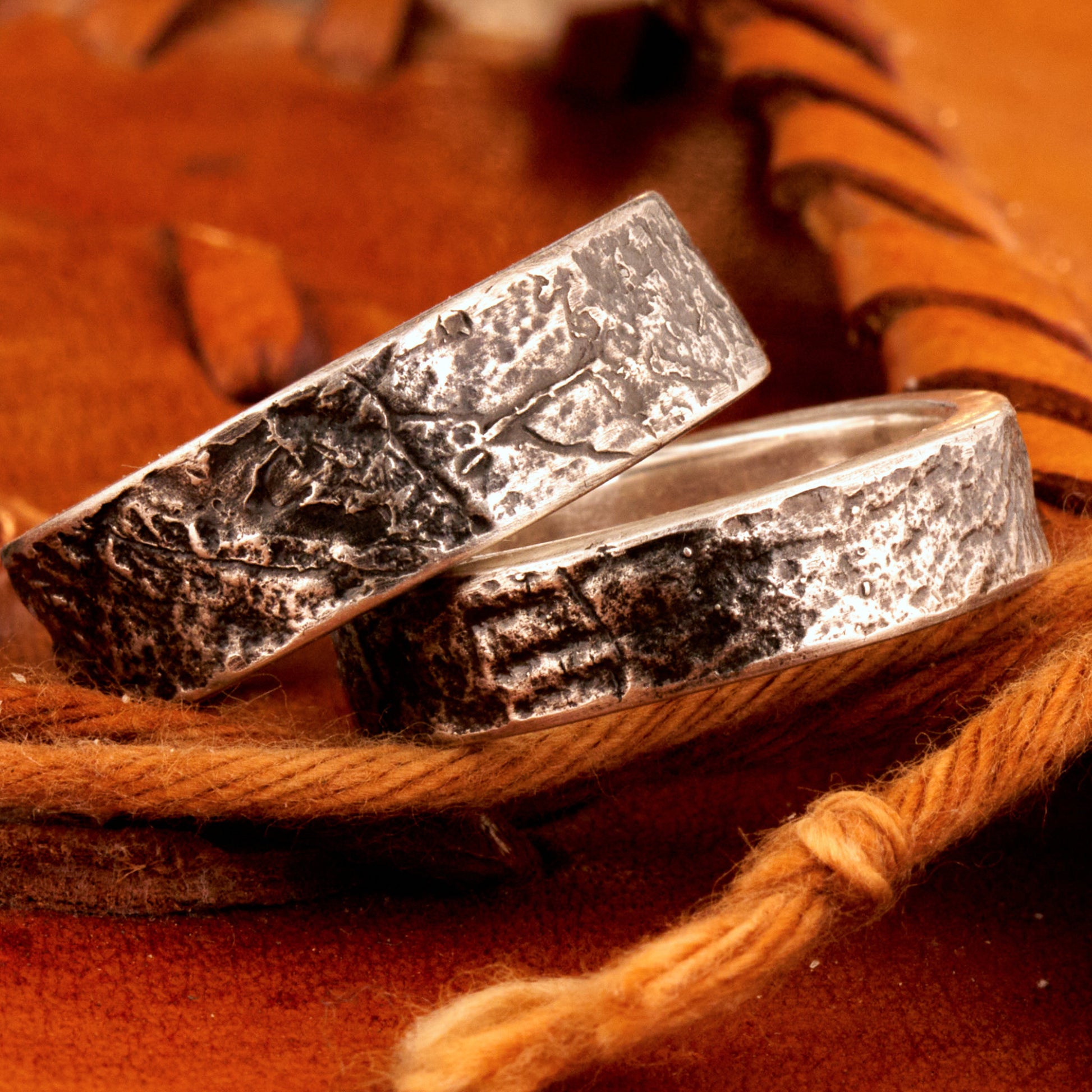 Eheringe für Naturverbundene Trauringe mit versteinerten Ammoniten versteinerte Schnecke von der schwäbischen Alb 925 Silber Schieferstruktur Trauringe mit Symbolik handgemacht aus Deutschland