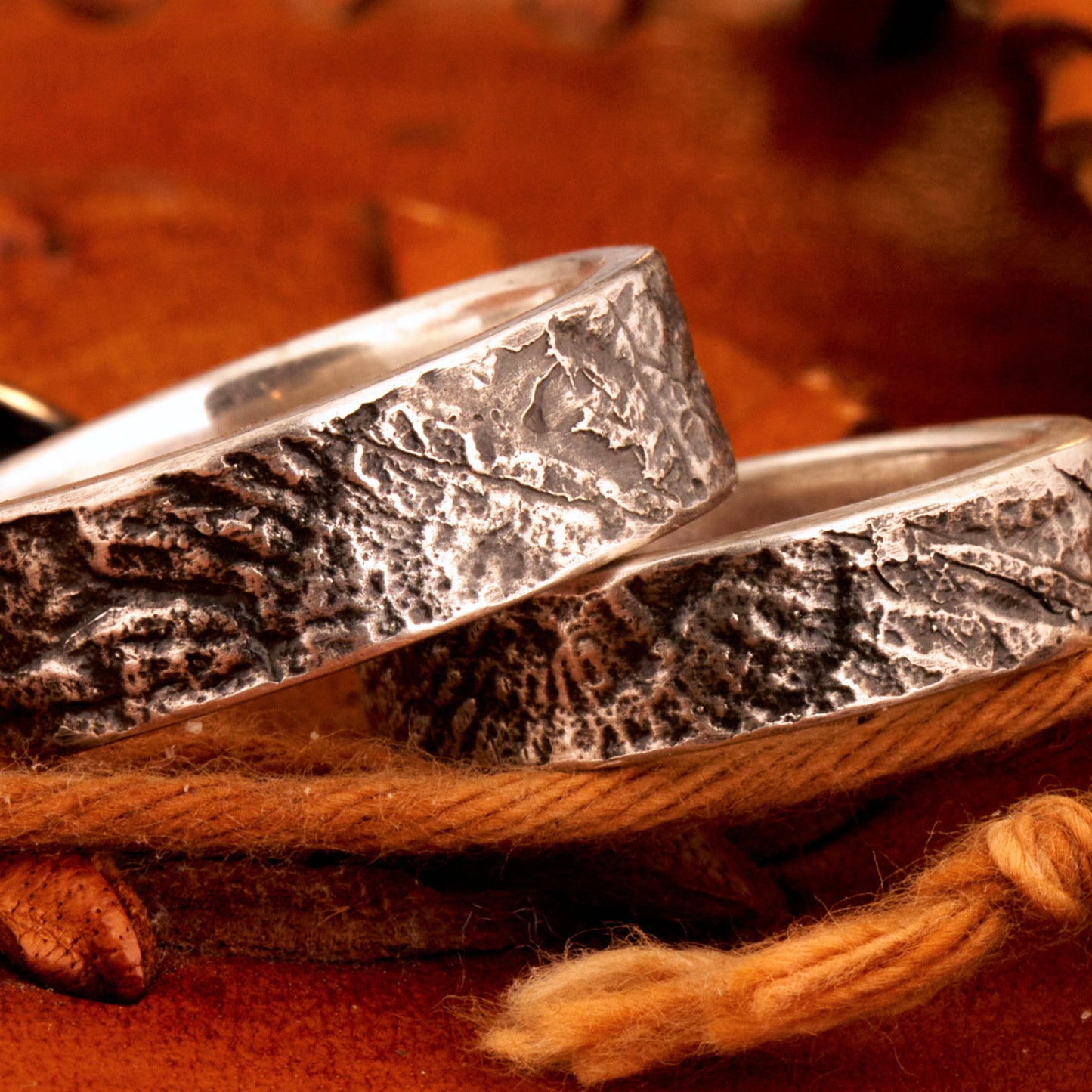 Eheringe für Naturverbundene Trauringe mit versteinerten Ammoniten versteinerte Schnecke von der schwäbischen Alb 925 Silber Schieferstruktur Trauringe mit Symbolik handgemacht aus Deutschland