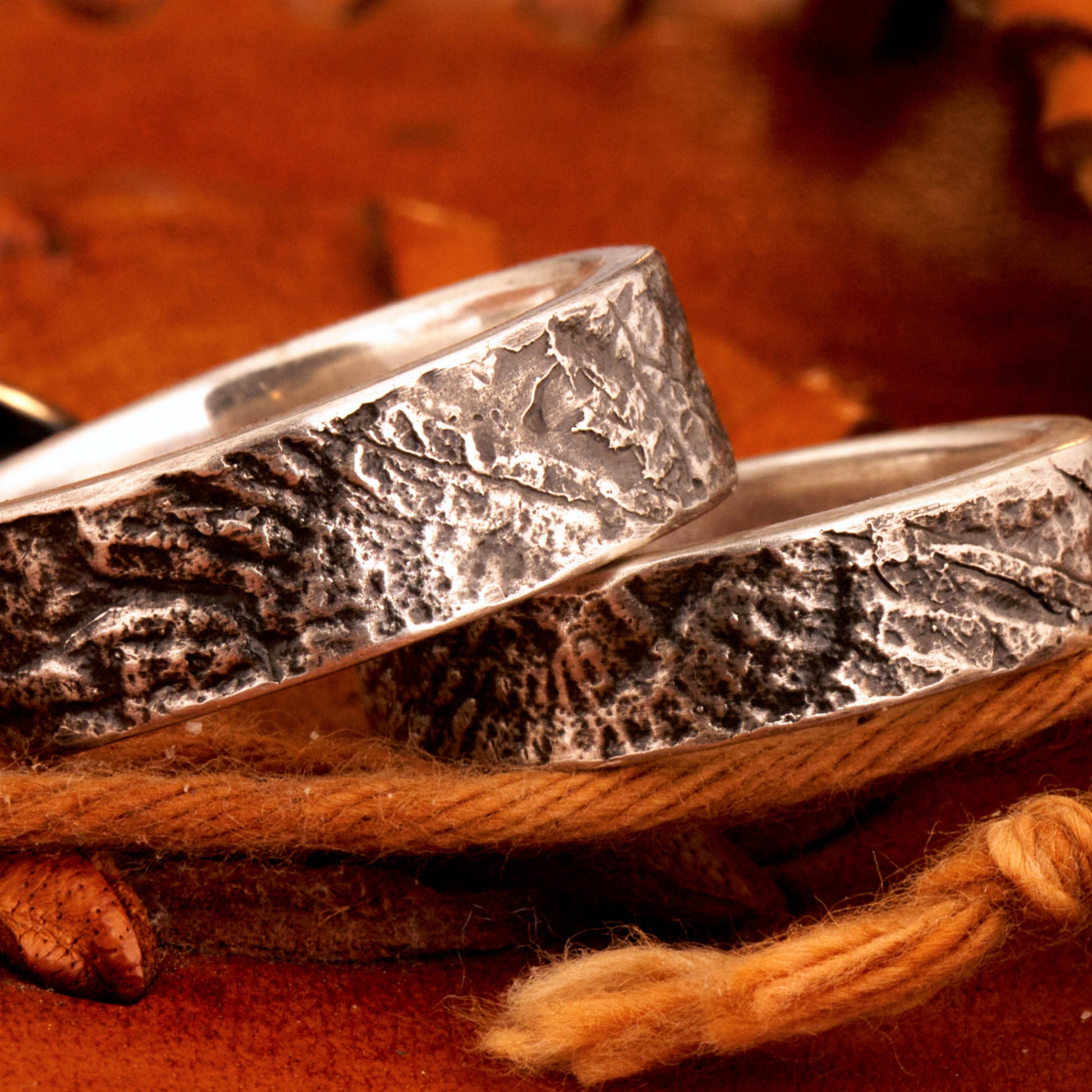 Eheringe für Naturverbundene Trauringe mit versteinerten Ammoniten versteinerte Schnecke von der schwäbischen Alb 925 Silber Schieferstruktur Trauringe mit Symbolik handgemacht aus Deutschland