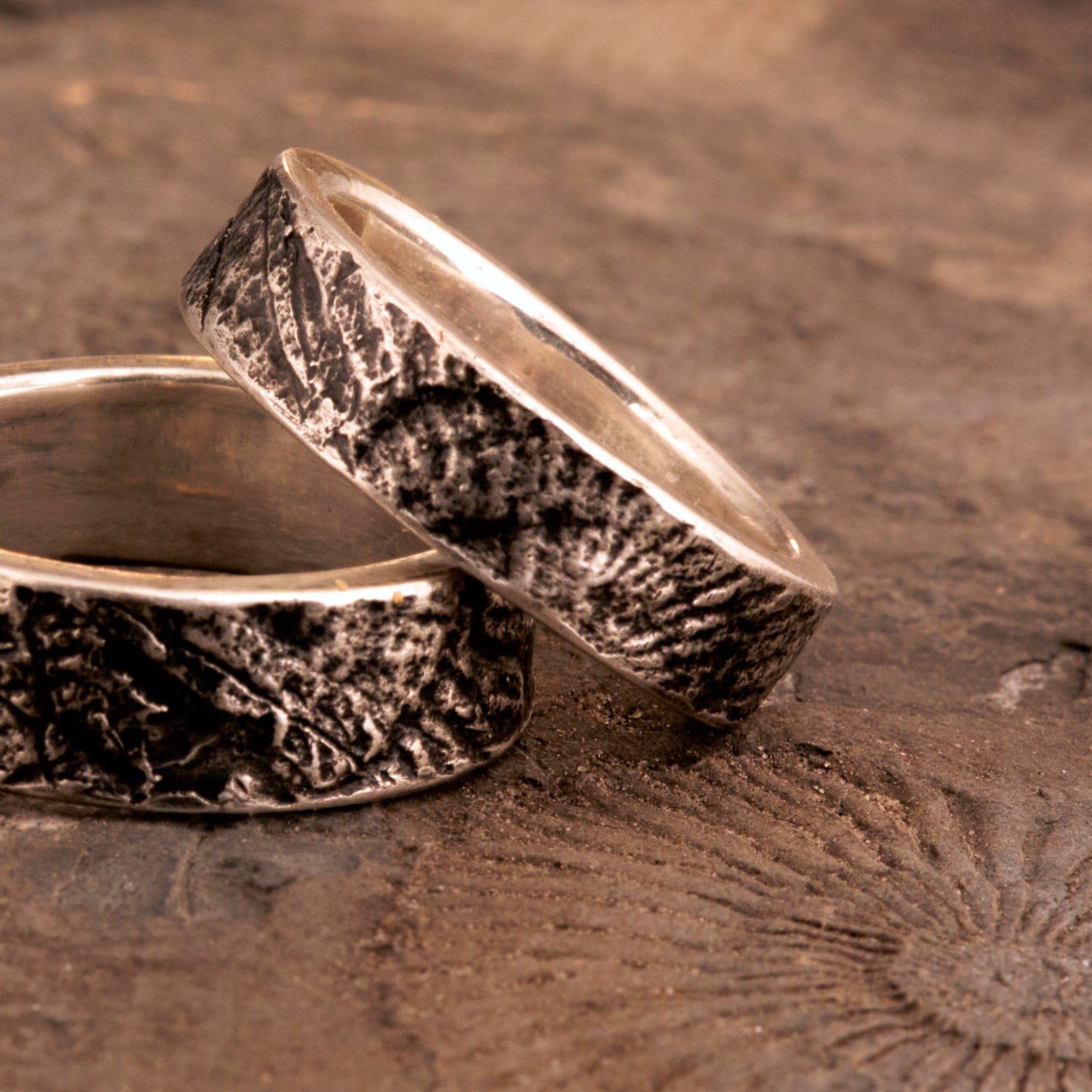 Eheringe für Naturverbundene Trauringe mit versteinerten Ammoniten versteinerte Schnecke von der schwäbischen Alb 925 Silber Schieferstruktur Trauringe mit Symbolik handgemacht aus Deutschland