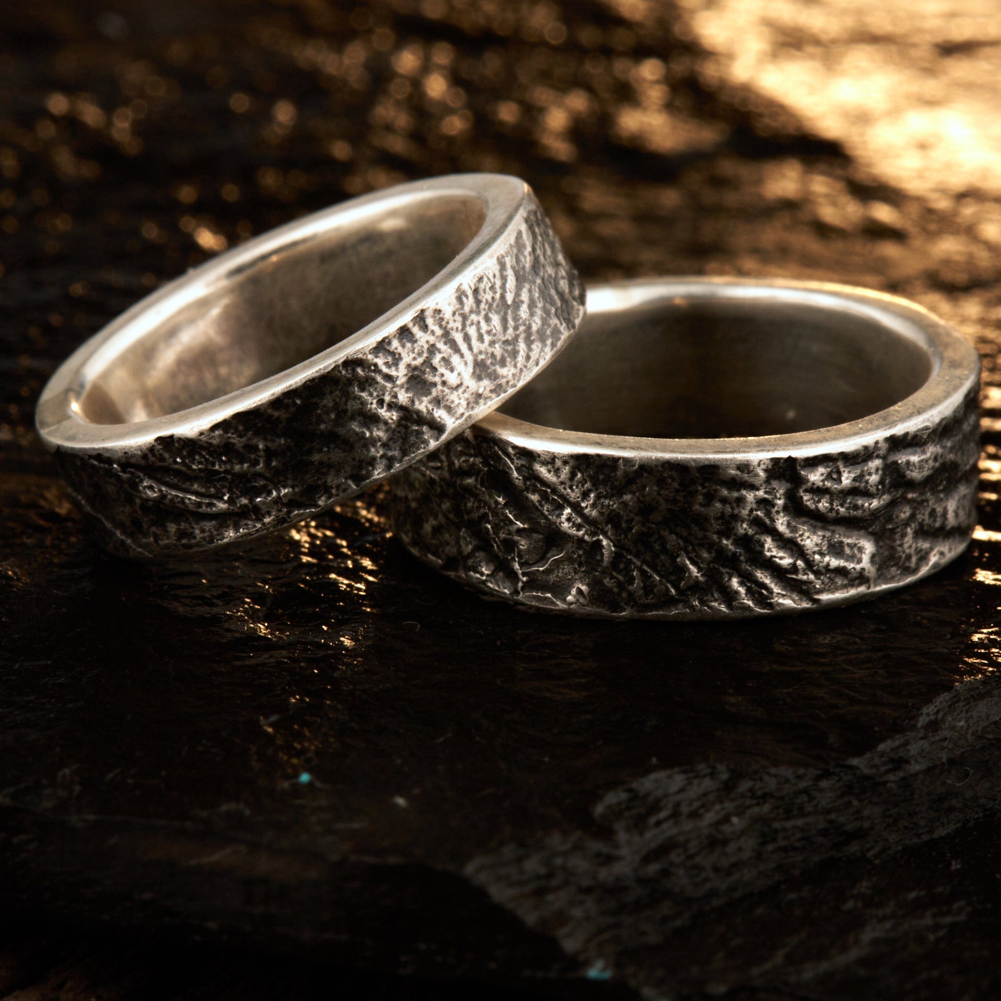 Eheringe für Naturverbundene Trauringe mit versteinerten Ammoniten versteinerte Schnecke von der schwäbischen Alb 925 Silber Schieferstruktur Trauringe mit Symbolik handgemacht aus Deutschland