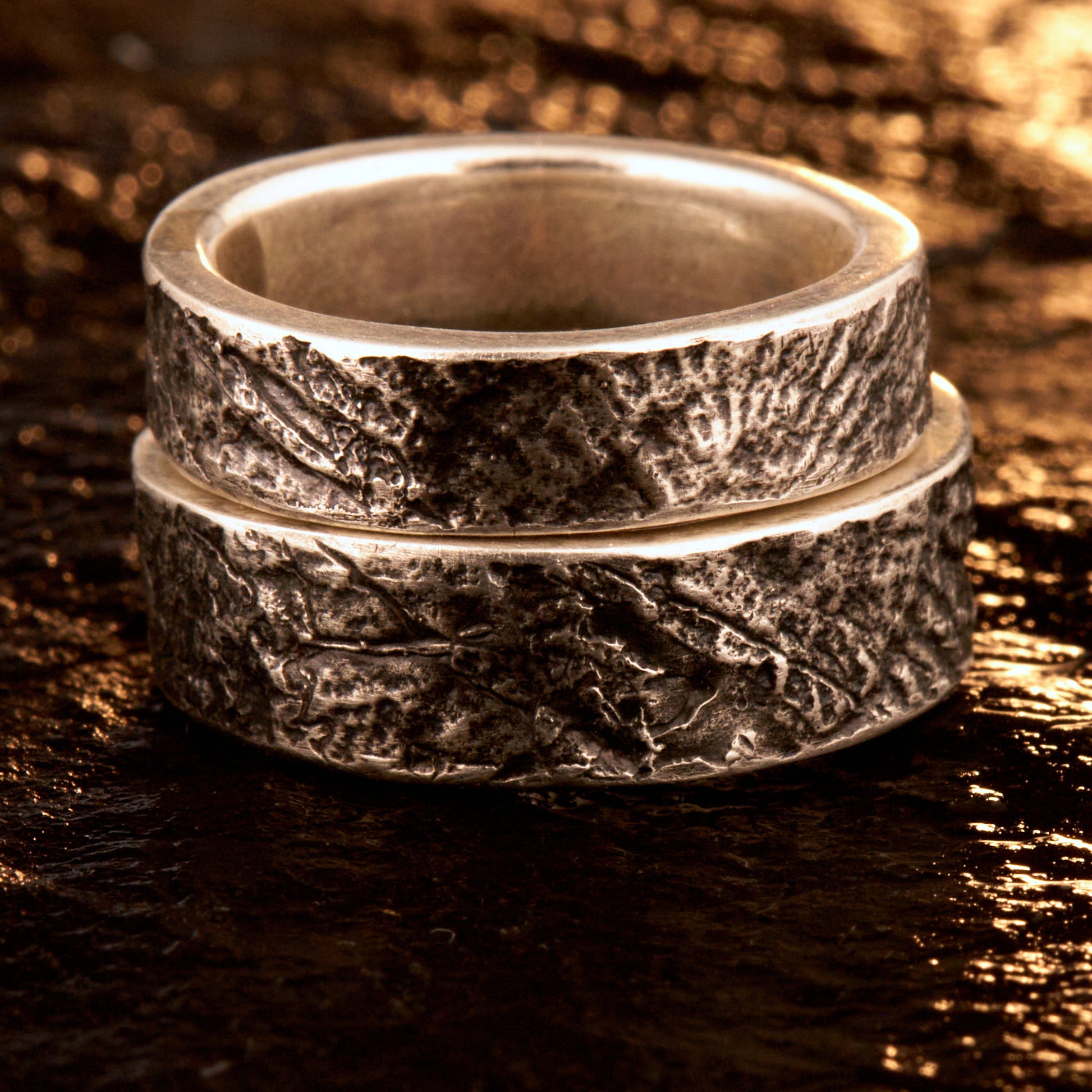 Eheringe für Naturverbundene Trauringe mit versteinerten Ammoniten versteinerte Schnecke von der schwäbischen Alb 925 Silber Schieferstruktur Trauringe mit Symbolik handgemacht aus Deutschland