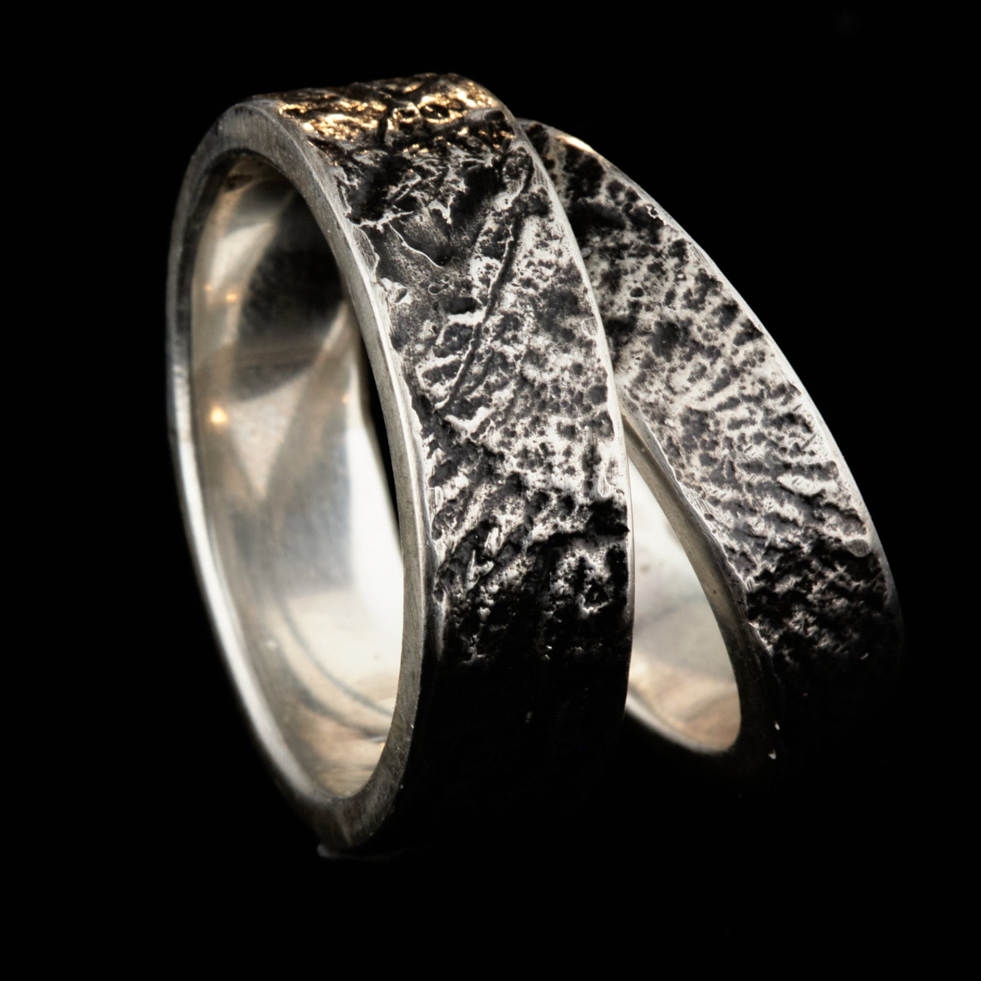 Eheringe für Naturverbundene Trauringe mit versteinerten Ammoniten versteinerte Schnecke von der schwäbischen Alb 925 Silber Schieferstruktur Trauringe mit Symbolik handgemacht aus Deutschland