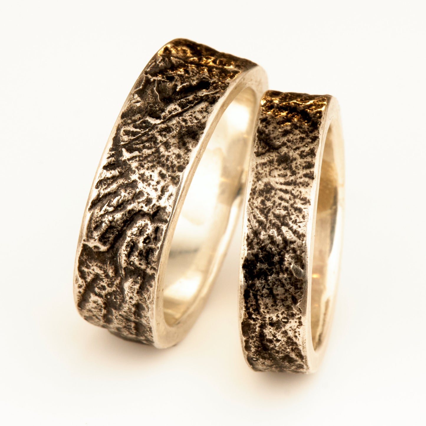 Eheringe für Naturverbundene Trauringe mit versteinerten Ammoniten versteinerte Schnecke von der schwäbischen Alb 925 Silber Schieferstruktur Trauringe mit Symbolik handgemacht aus Deutschland