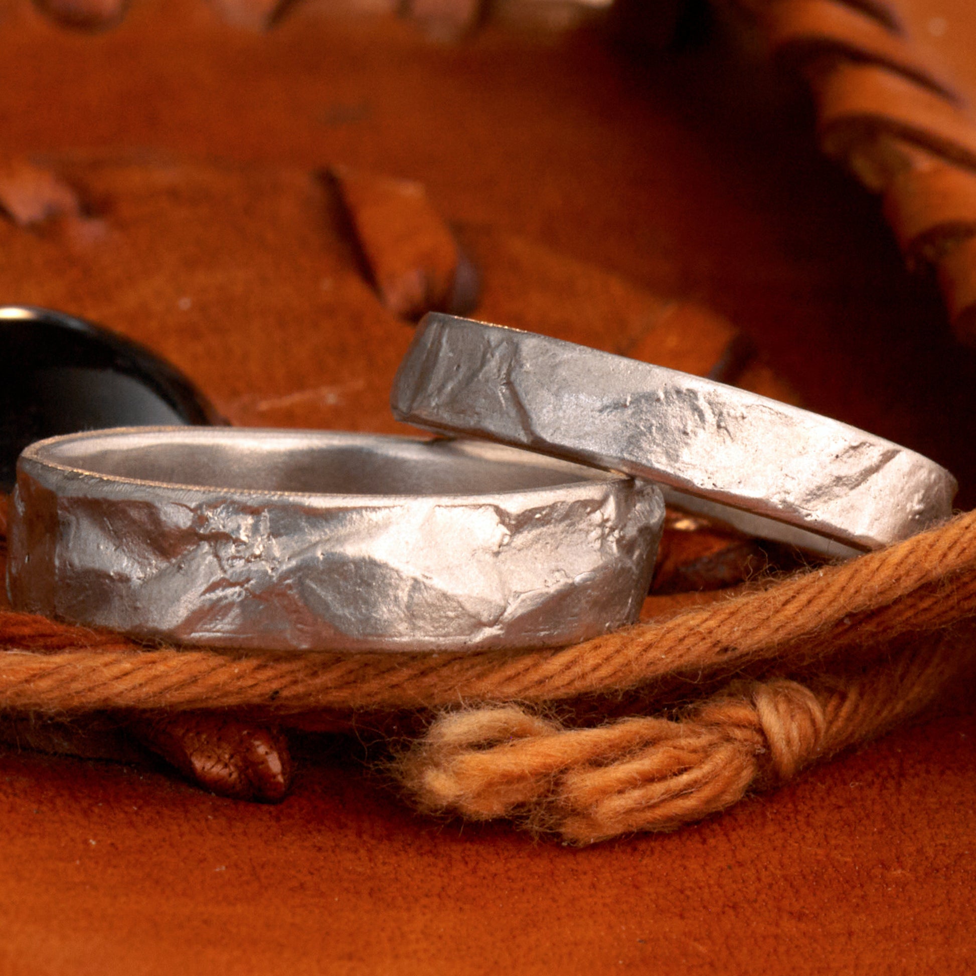 Eheringe Set Gefüge Silberringe mit unregelmäßigem Muster matt besondere Partnerringe organisch mit Charakter Trauringe mit Steinmuster Handgemacht in Deutschland