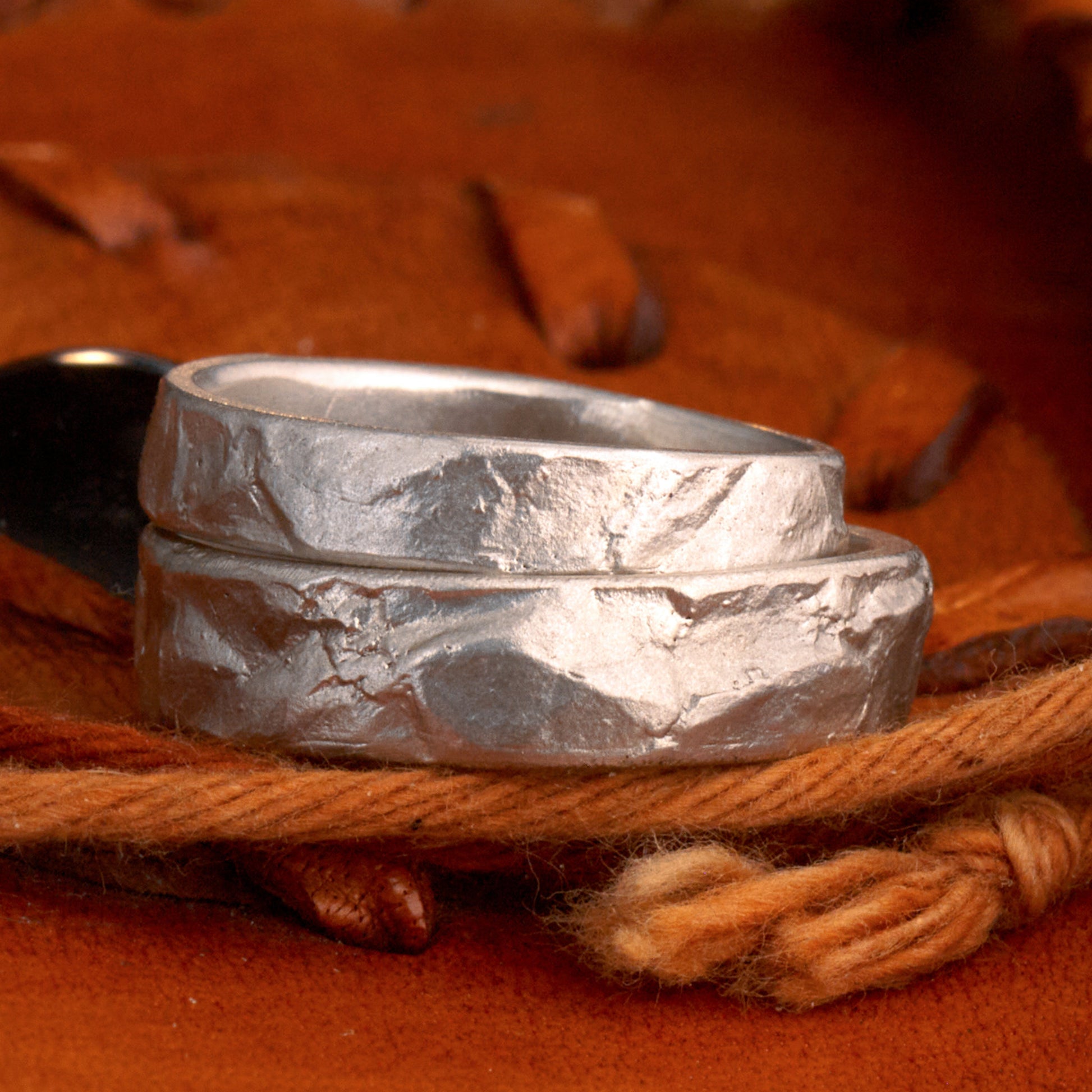 Eheringe Set Gefüge Silberringe mit unregelmäßigem Muster matt besondere Partnerringe organisch mit Charakter Trauringe mit Steinmuster Handgemacht in Deutschland