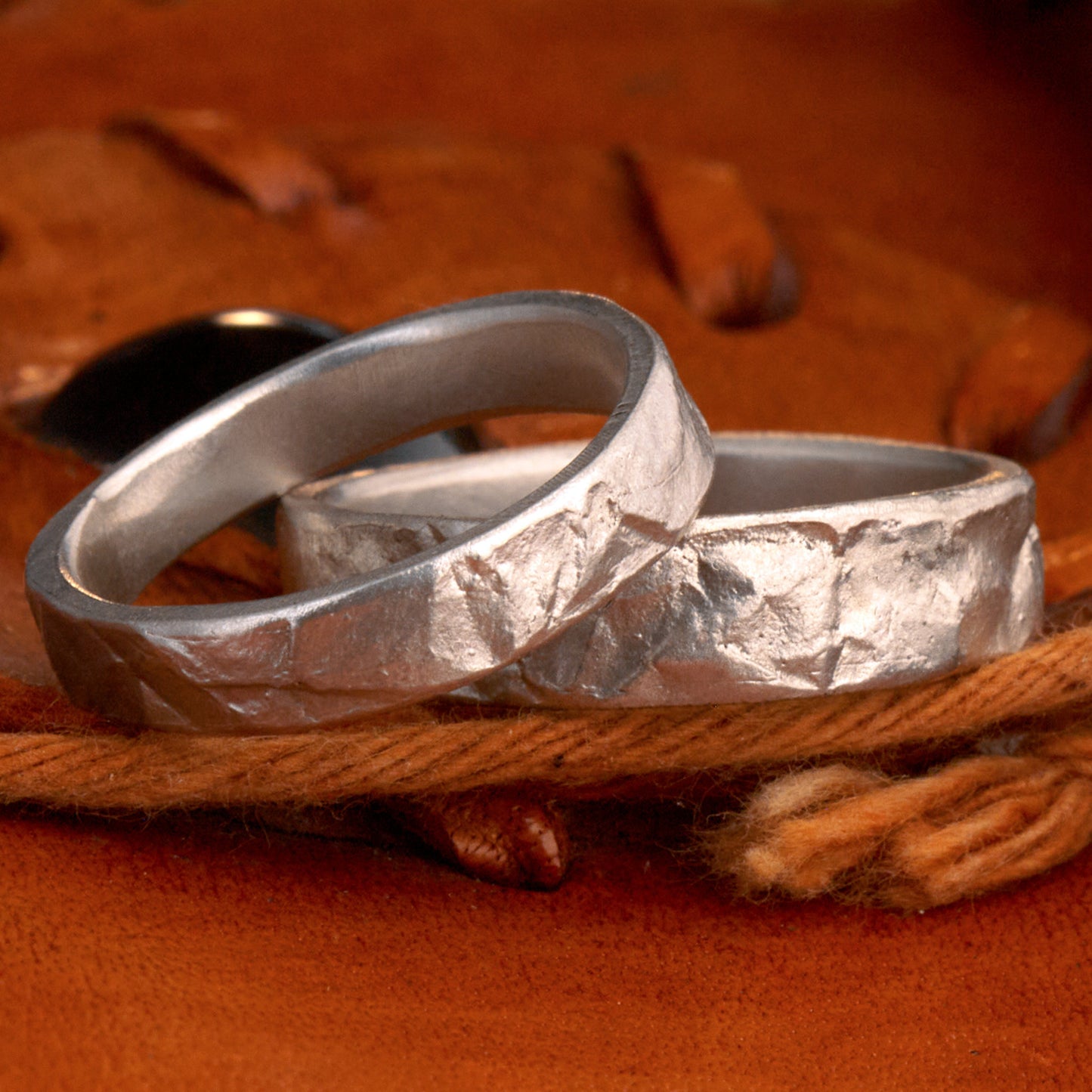Eheringe Set Gefüge Silberringe mit unregelmäßigem Muster matt besondere Partnerringe organisch mit Charakter Trauringe mit Steinmuster Handgemacht in Deutschland