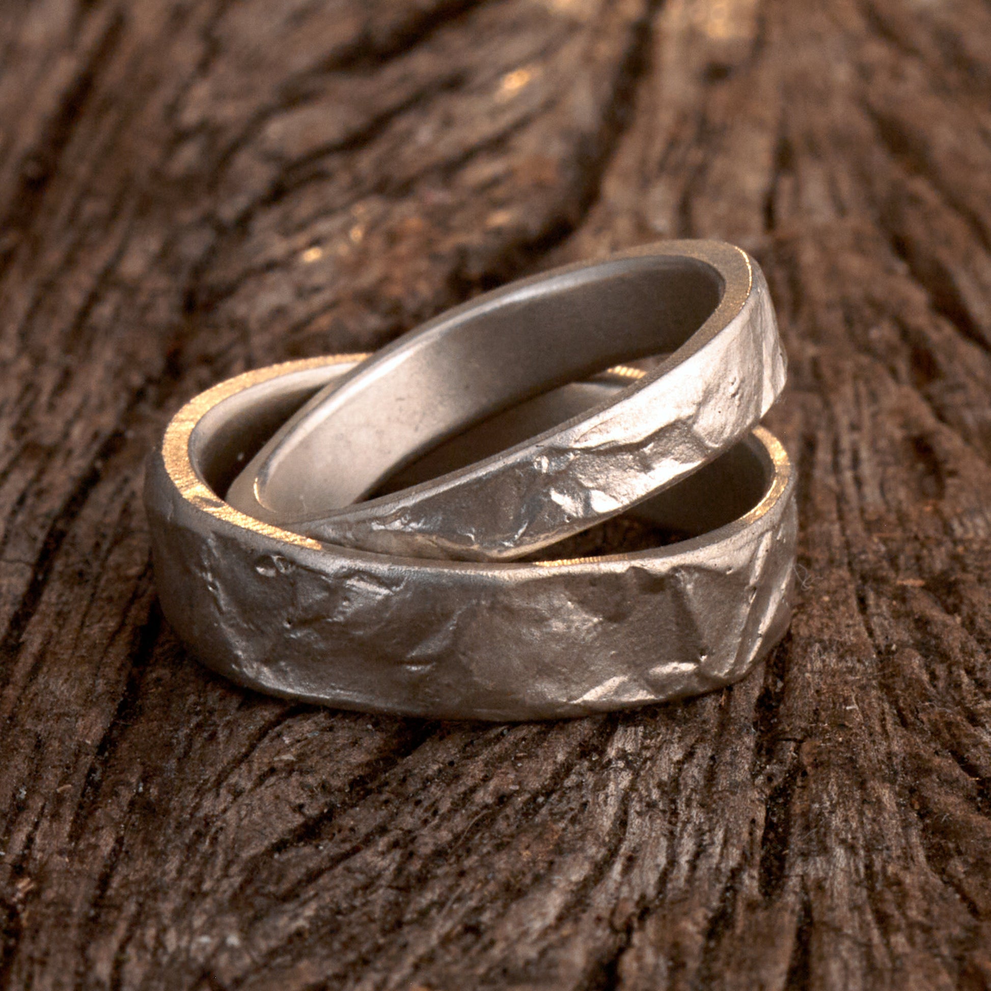 Eheringe Set Gefüge Silberringe mit unregelmäßigem Muster matt besondere Partnerringe organisch mit Charakter Trauringe mit Steinmuster Handgemacht in Deutschland