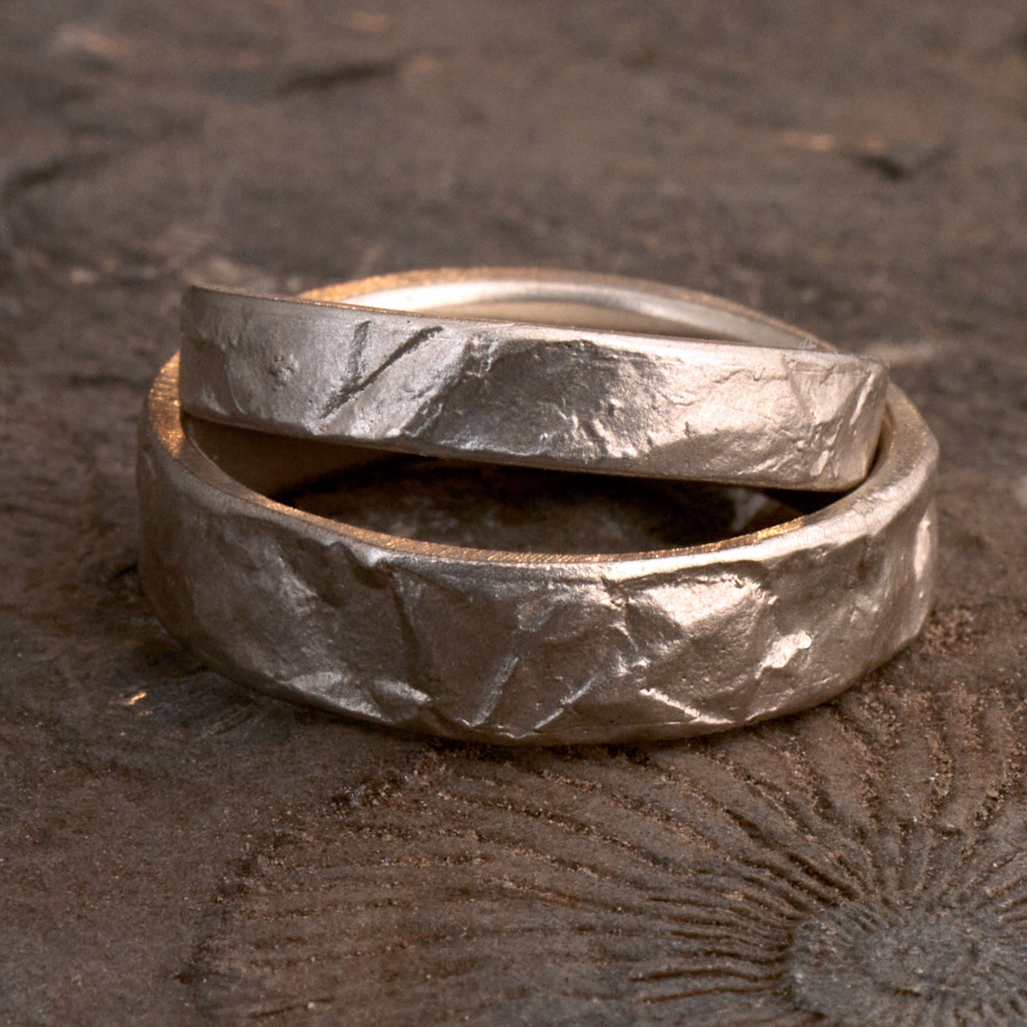 Eheringe Set Gefüge Silberringe mit unregelmäßigem Muster matt besondere Partnerringe organisch mit Charakter Trauringe mit Steinmuster Handgemacht in Deutschland