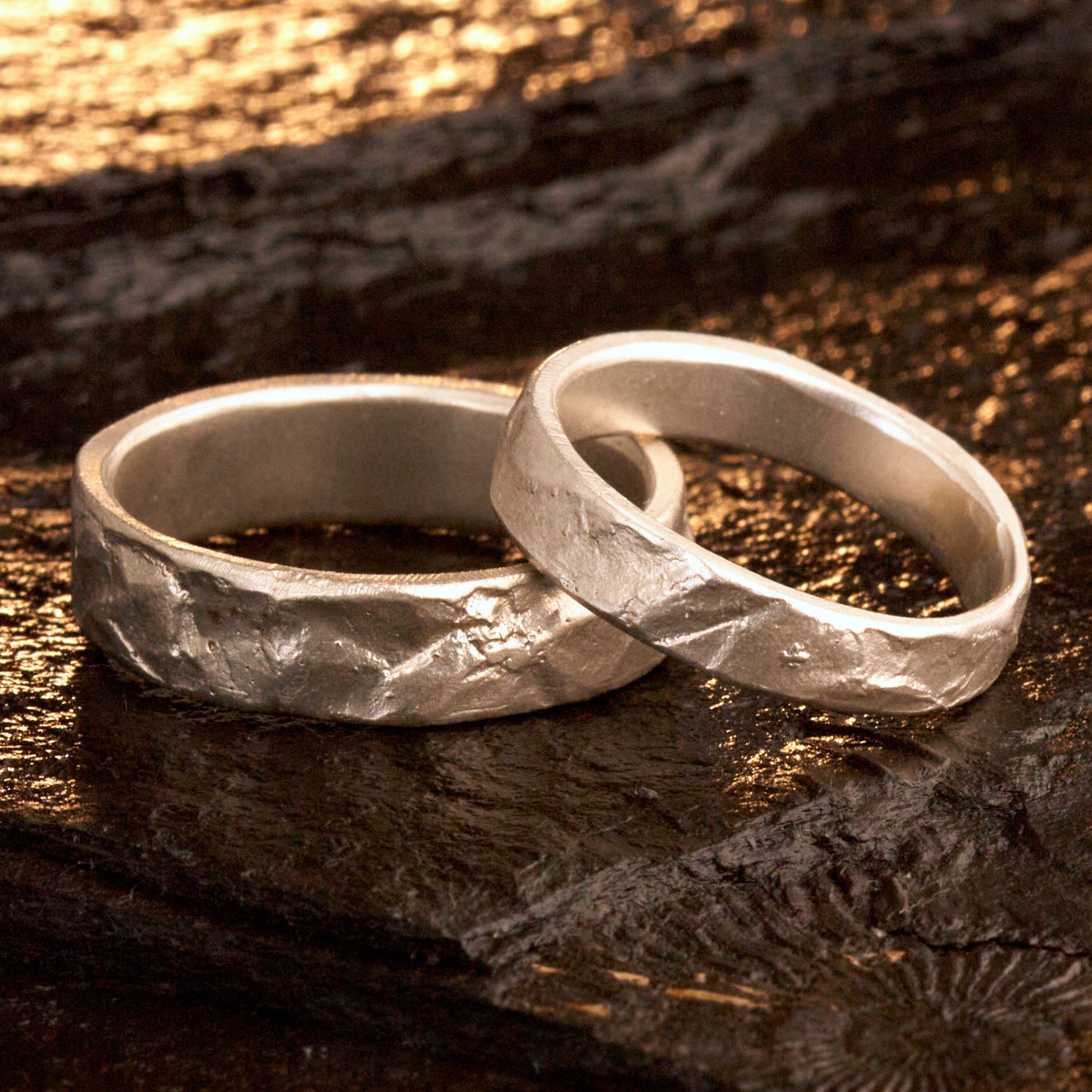 Eheringe Set Gefüge Silberringe mit unregelmäßigem Muster matt besondere Partnerringe organisch mit Charakter Trauringe mit Steinmuster Handgemacht in Deutschland