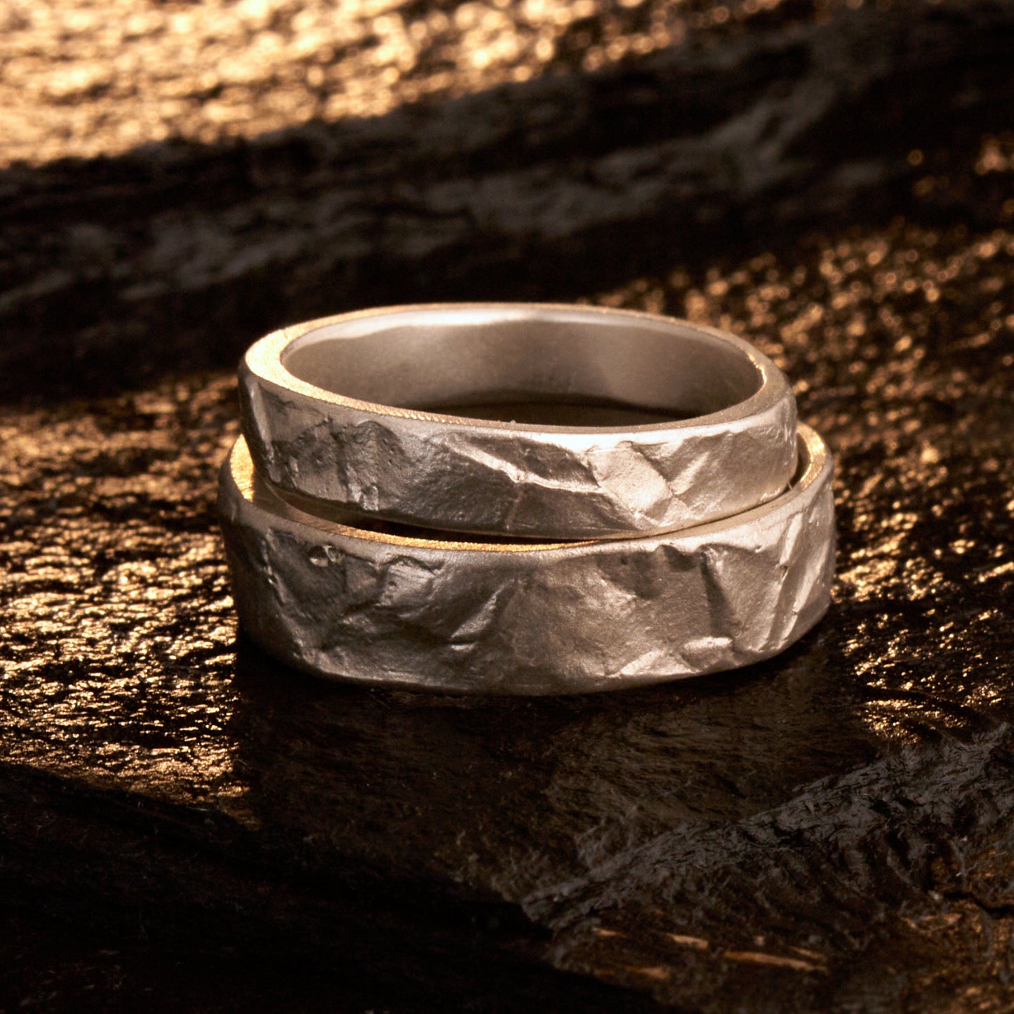 Eheringe Set Gefüge Silberringe mit unregelmäßigem Muster matt besondere Partnerringe organisch mit Charakter Trauringe mit Steinmuster Handgemacht in Deutschland