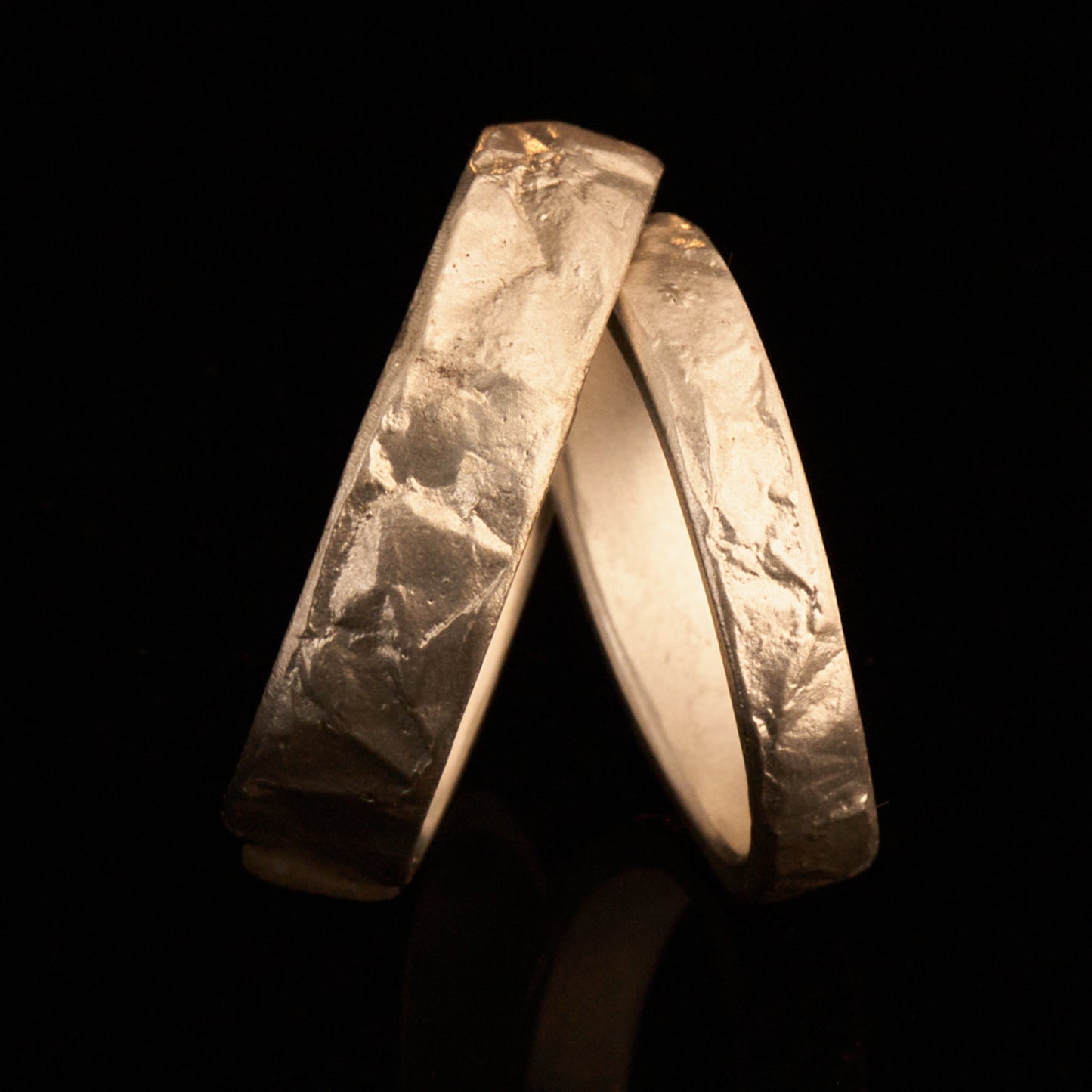 Eheringe Set Gefüge Silberringe mit unregelmäßigem Muster matt besondere Partnerringe organisch mit Charakter Trauringe mit Steinmuster Handgemacht in Deutschland