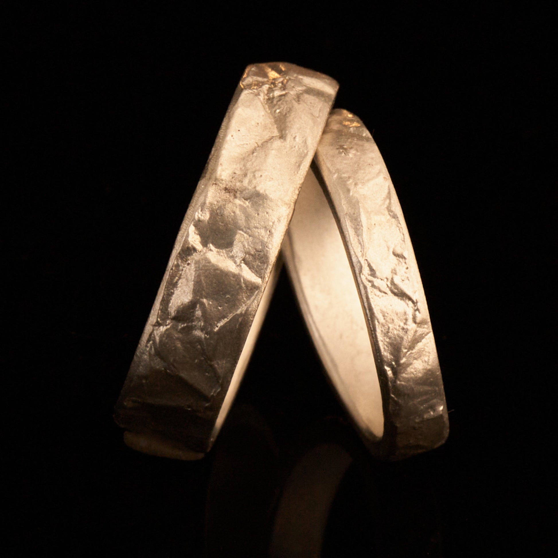 Eheringe Set Gefüge Silberringe mit unregelmäßigem Muster matt besondere Partnerringe organisch mit Charakter Trauringe mit Steinmuster Handgemacht in Deutschland