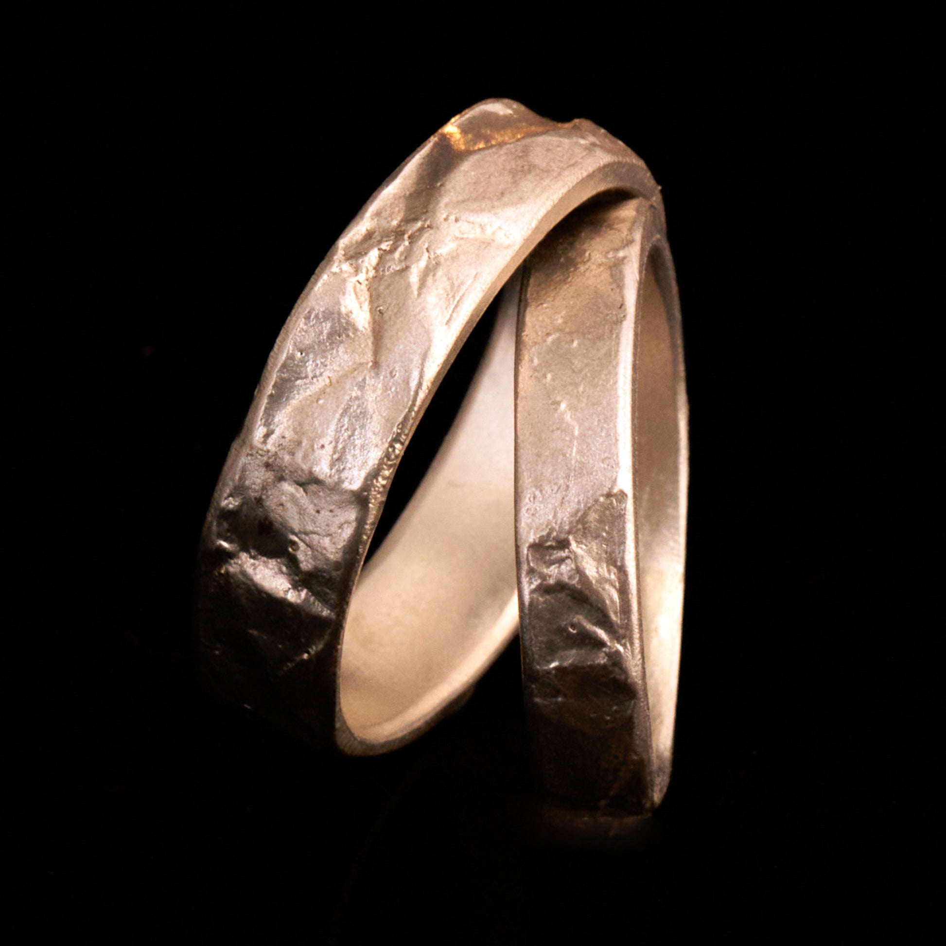 Eheringe Set Gefüge Silberringe mit unregelmäßigem Muster matt besondere Partnerringe organisch mit Charakter Trauringe mit Steinmuster Handgemacht in Deutschland