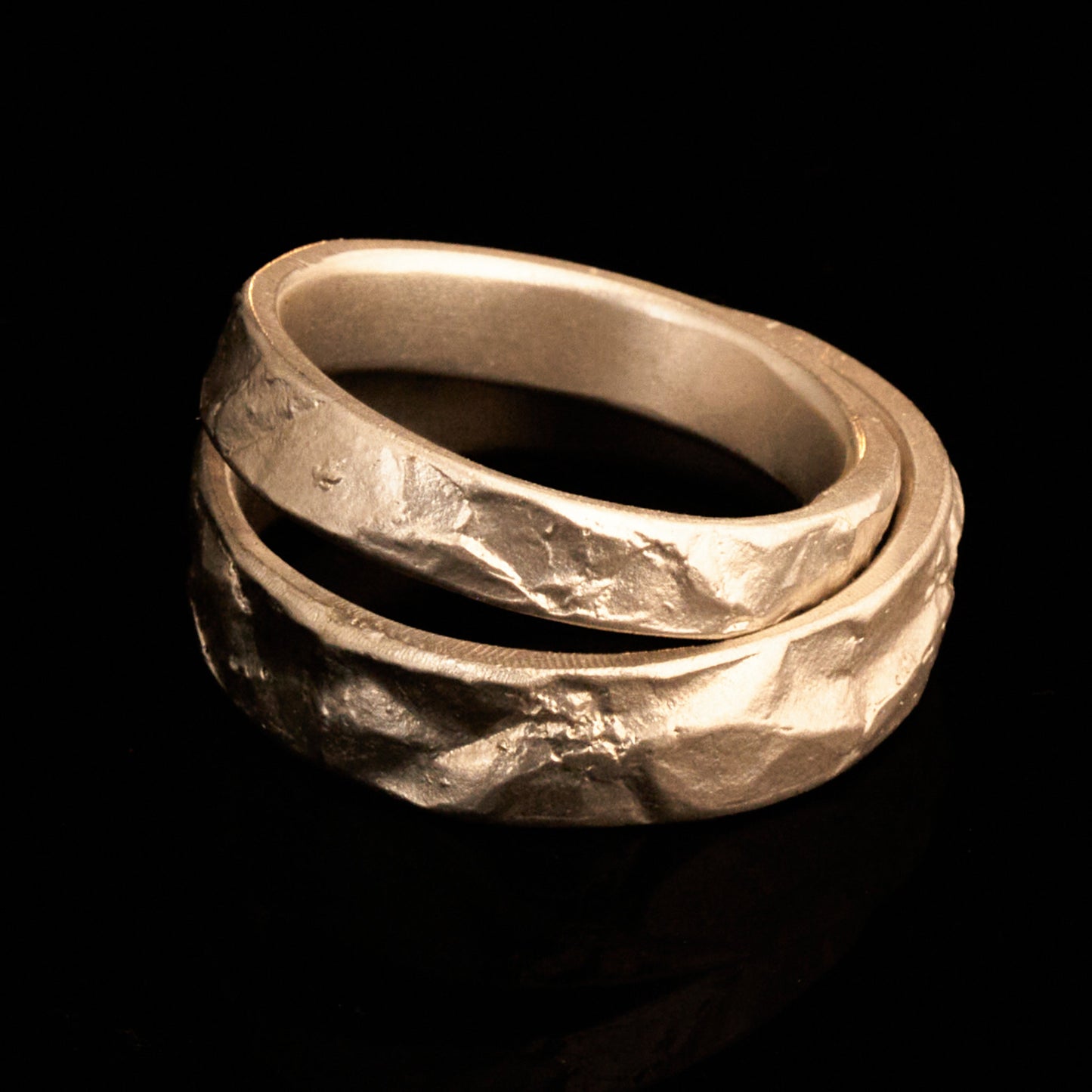 Eheringe Set Gefüge Silberringe mit unregelmäßigem Muster matt besondere Partnerringe organisch mit Charakter Trauringe mit Steinmuster Handgemacht in Deutschland