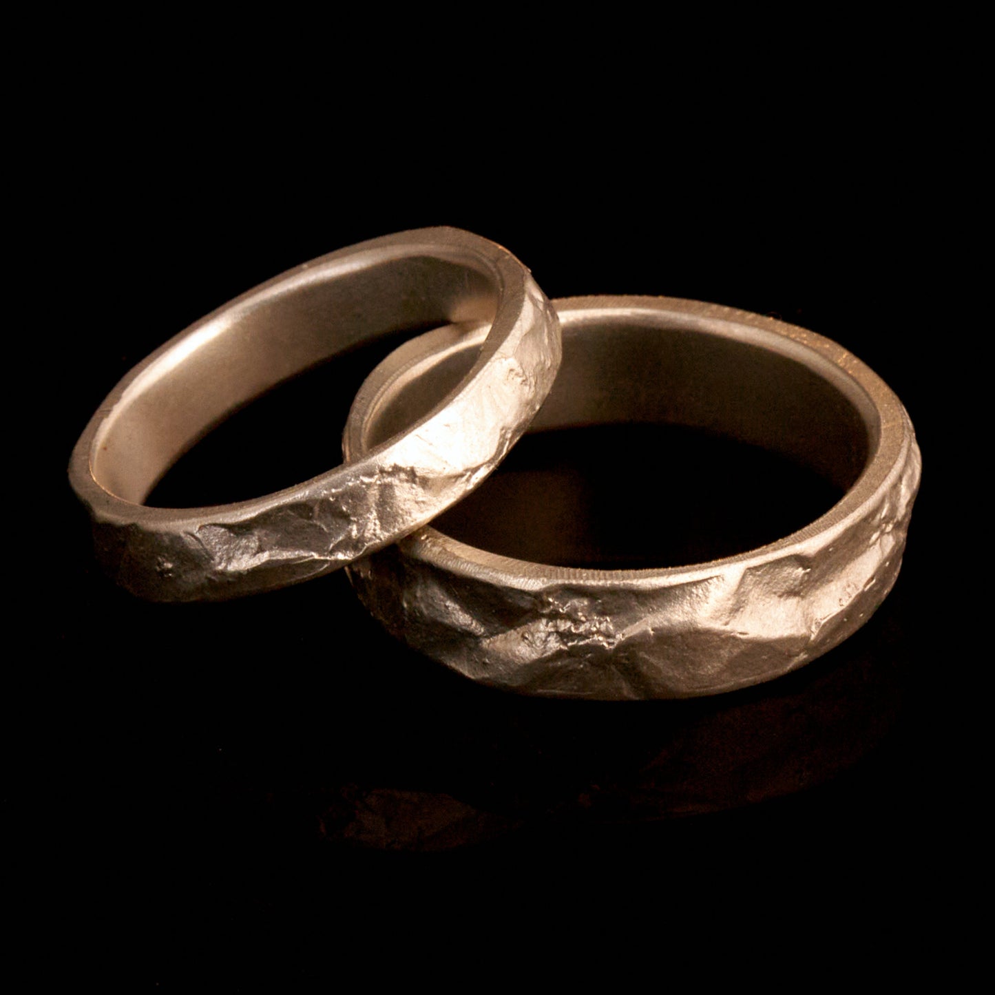 Eheringe Set Gefüge Silberringe mit unregelmäßigem Muster matt besondere Partnerringe organisch mit Charakter Trauringe mit Steinmuster Handgemacht in Deutschland