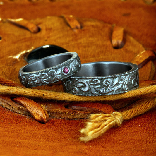 Tantal Trauringe-Set mit Freihand-Scroll-Gravur und Millegrain-Rand – Rubin
