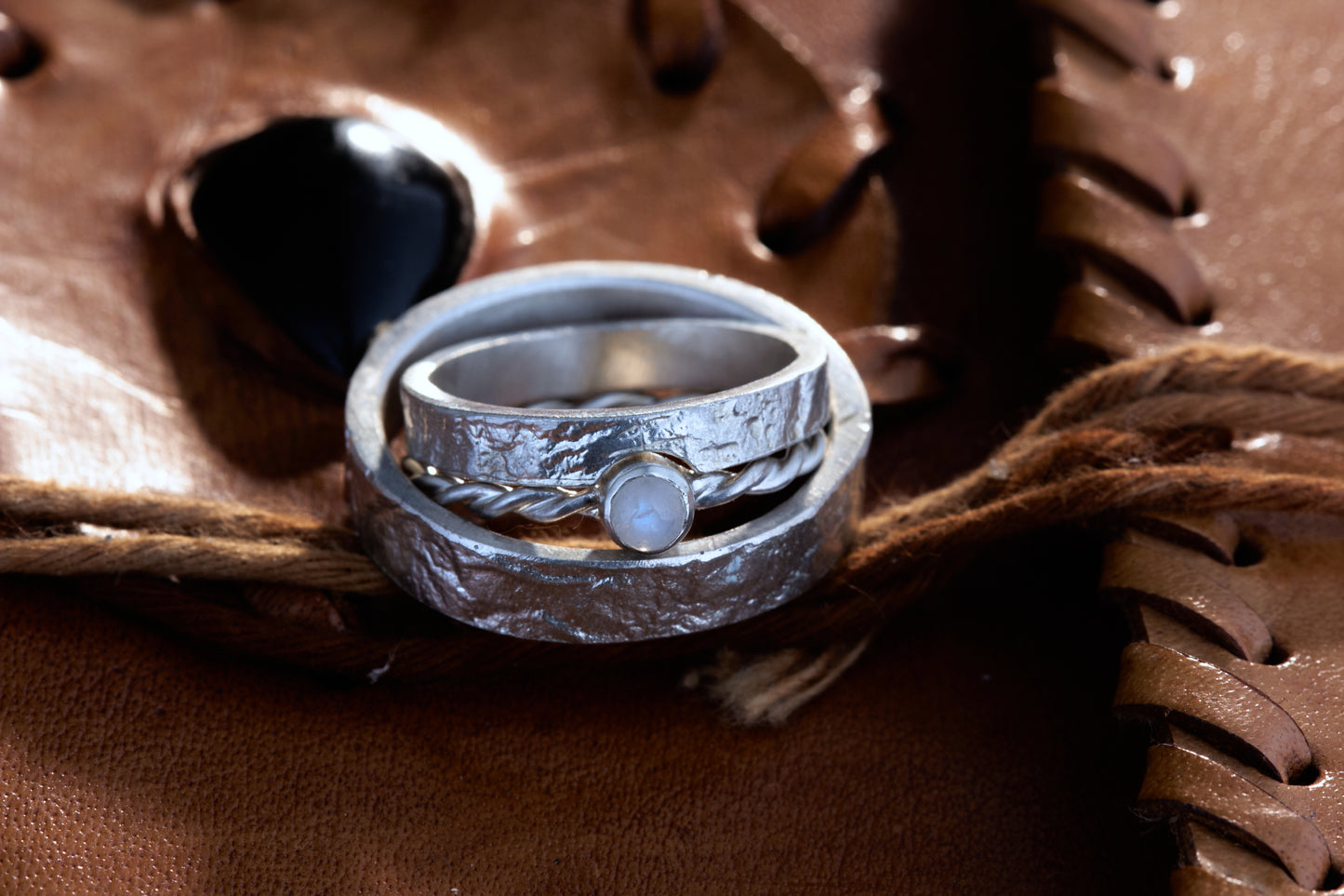 Markante Trauringe mit Kordelring | Regenbogen Mondstein Cabochon | Retikulierte Oberfläche | Handgefertigte Eheringe | Zargenfassung | Goldschmiede Deutschland | Einzigartige Trauringe | Besondere Trauringe | Moderne Trauringe | Außergewöhnliche Eheringe
