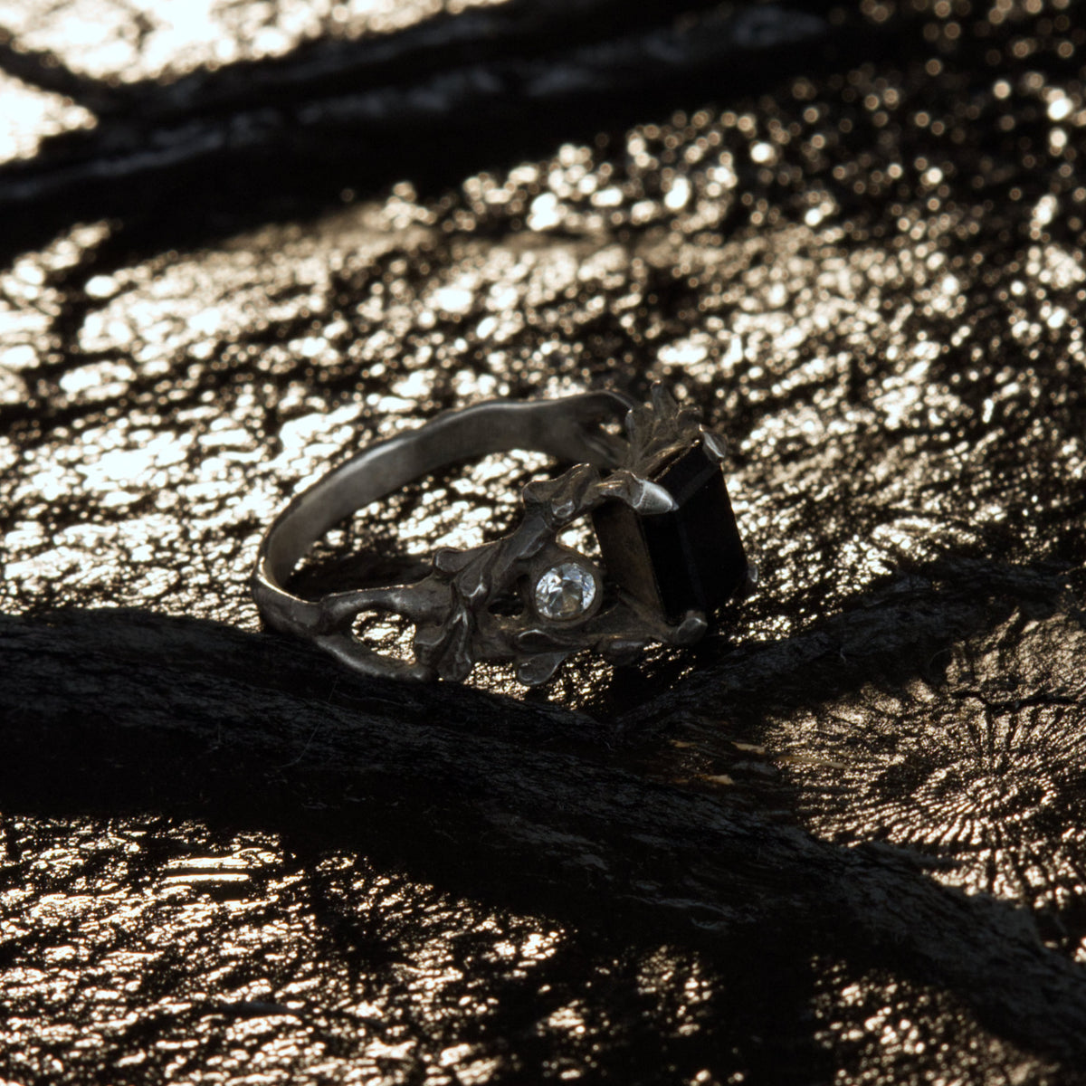 Gothic Verlobungsring "Efeu" aus 925 Silber mit schwarzem Spinell & Moissanit