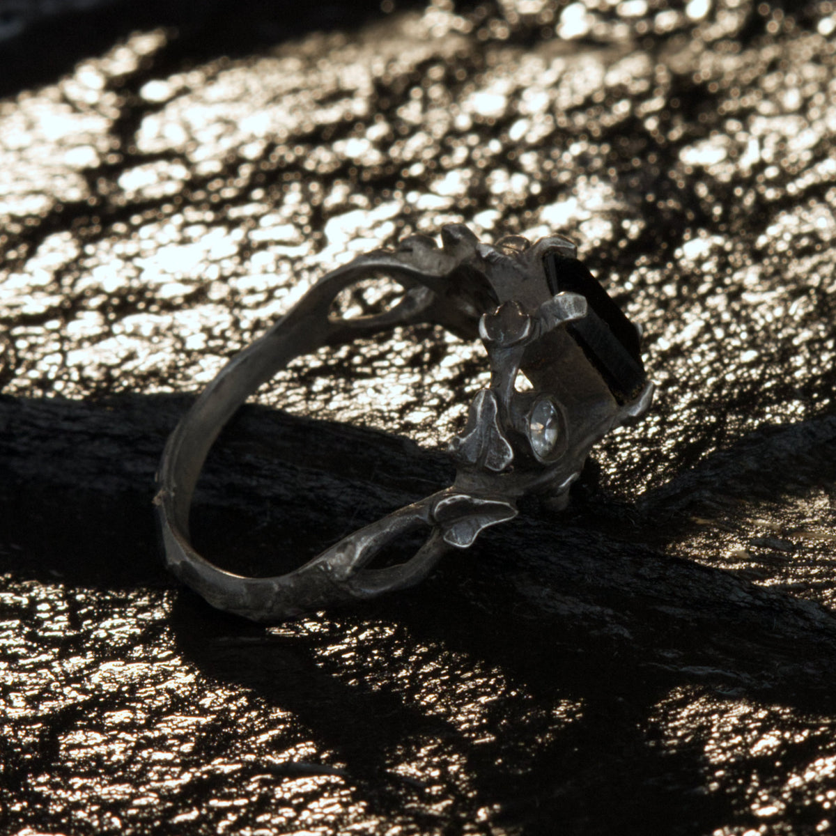 Gothic Verlobungsring "Efeu" aus 925 Silber mit schwarzem Spinell & Moissanit