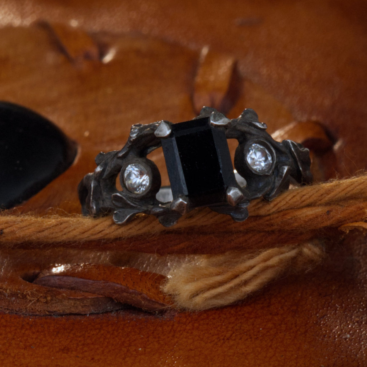 Gothic Verlobungsring "Efeu" aus 925 Silber mit schwarzem Spinell & Moissanit