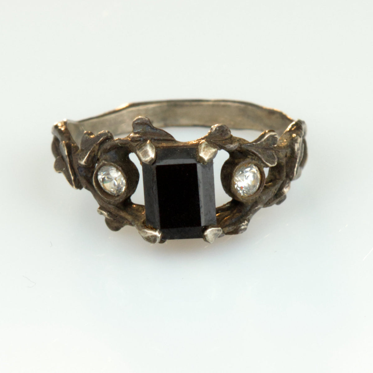 Gothic Verlobungsring "Efeu" aus 925 Silber mit schwarzem Spinell & Moissanit