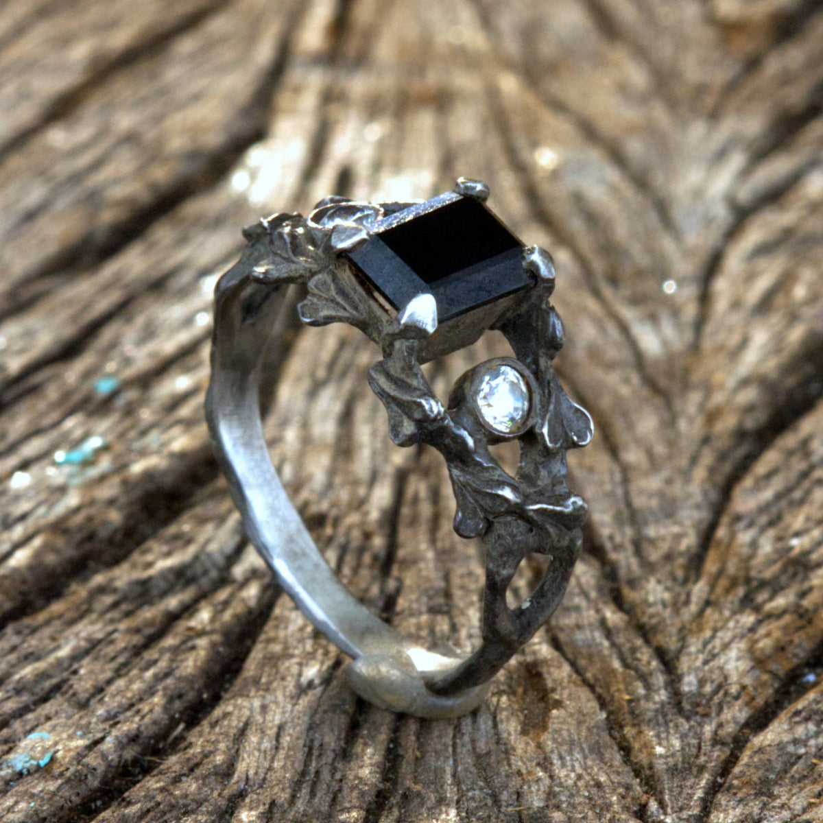 Gothic Verlobungsring "Efeu" aus 925 Silber mit schwarzem Spinell & Moissanit