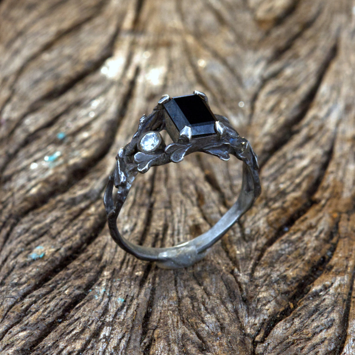 Gothic Verlobungsring "Efeu" aus 925 Silber mit schwarzem Spinell & Moissanit