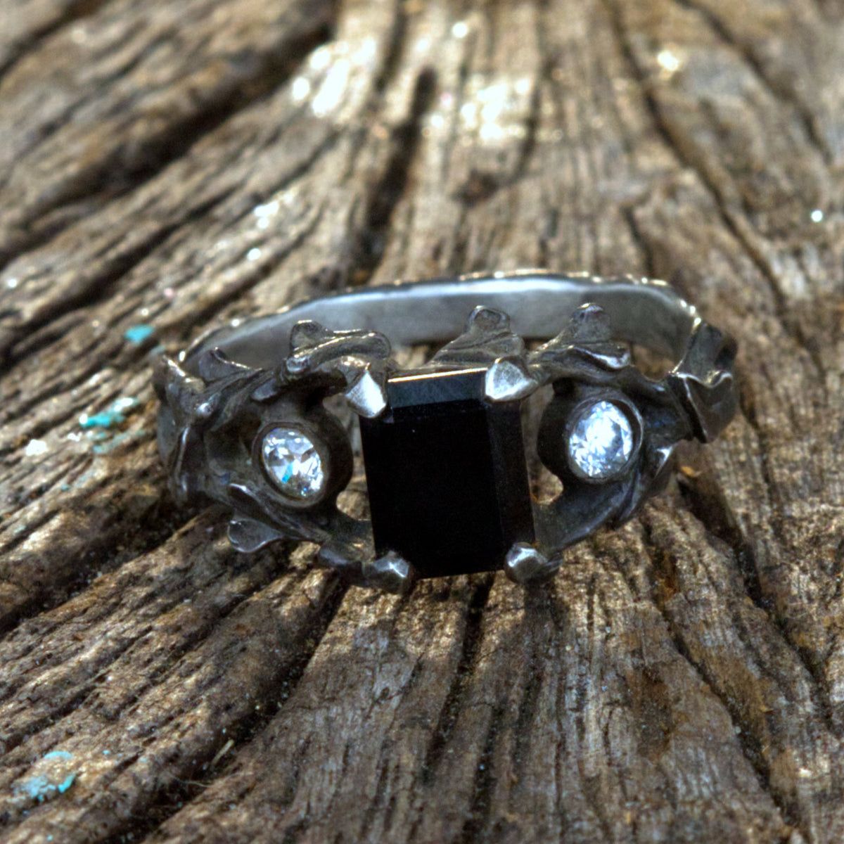 Gothic Verlobungsring "Efeu" aus 925 Silber mit schwarzem Spinell & Moissanit