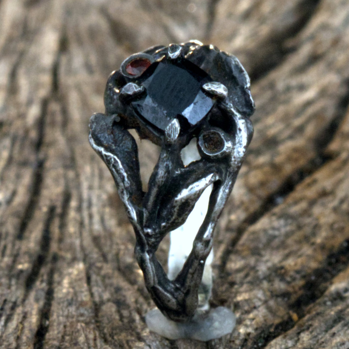 Gothic Verlobungsring "Black Rose" aus 925 Silber mit schwarzem Spinell & Rubin
