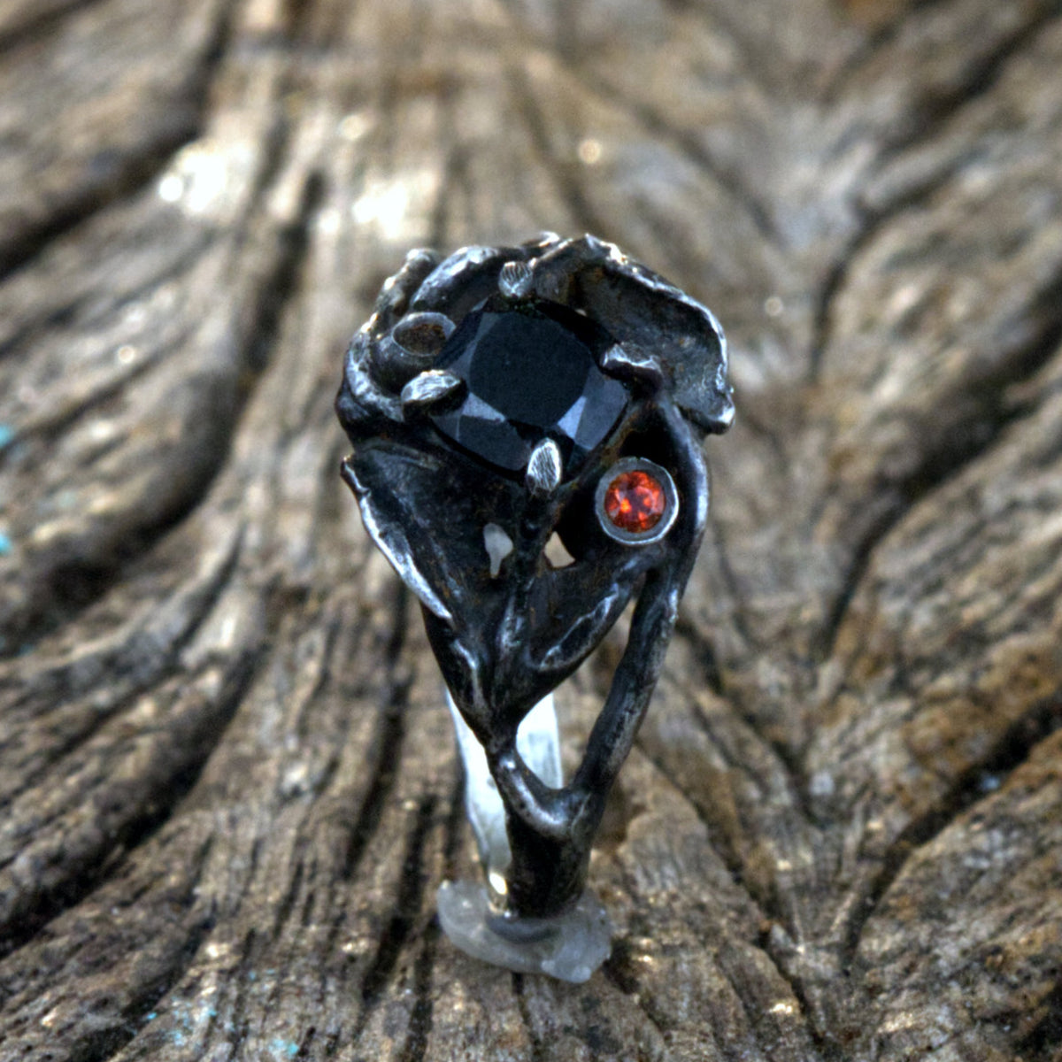 Gothic Verlobungsring "Black Rose" aus 925 Silber mit schwarzem Spinell & Rubin