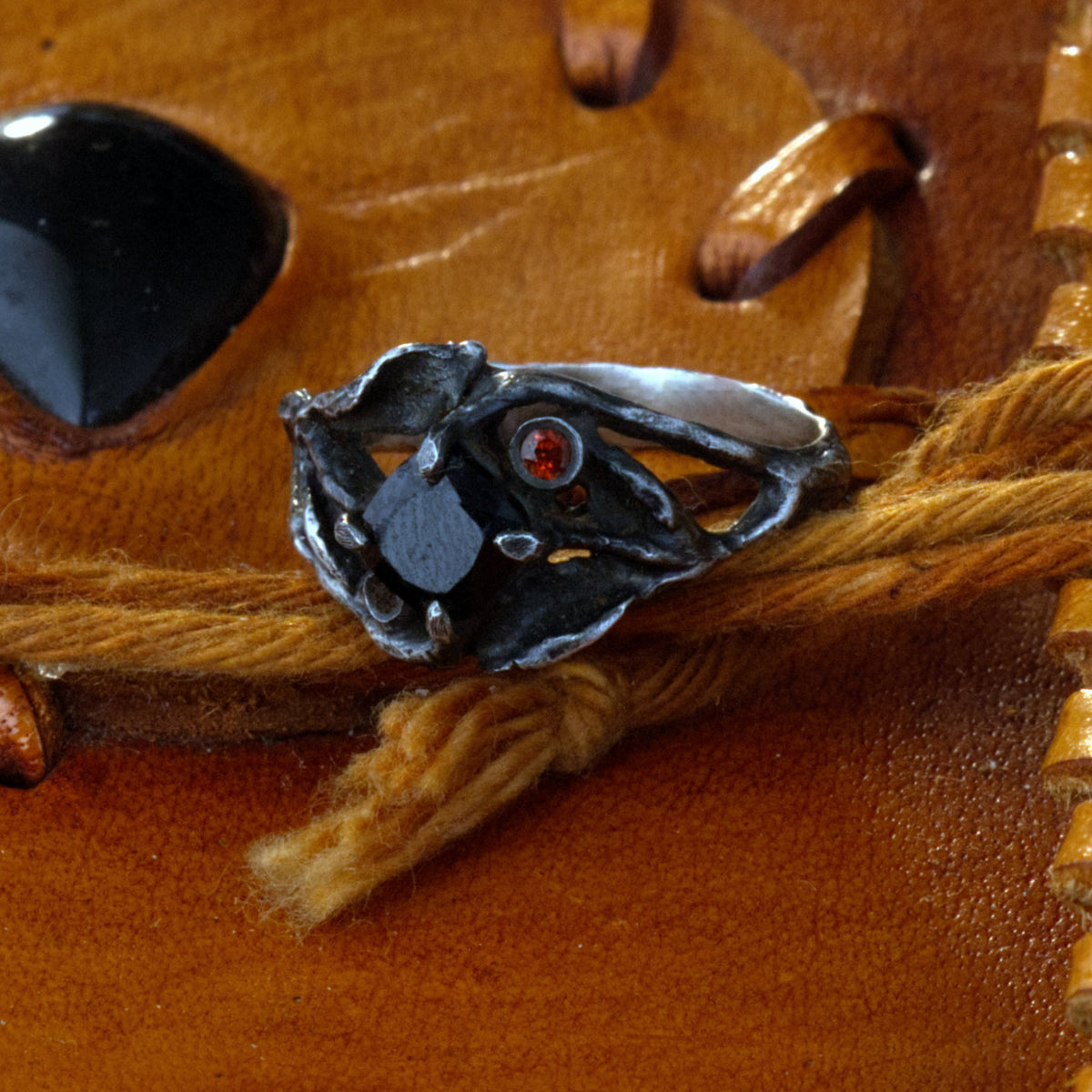 Gothic Verlobungsring "Black Rose" aus 925 Silber mit schwarzem Spinell & Rubin