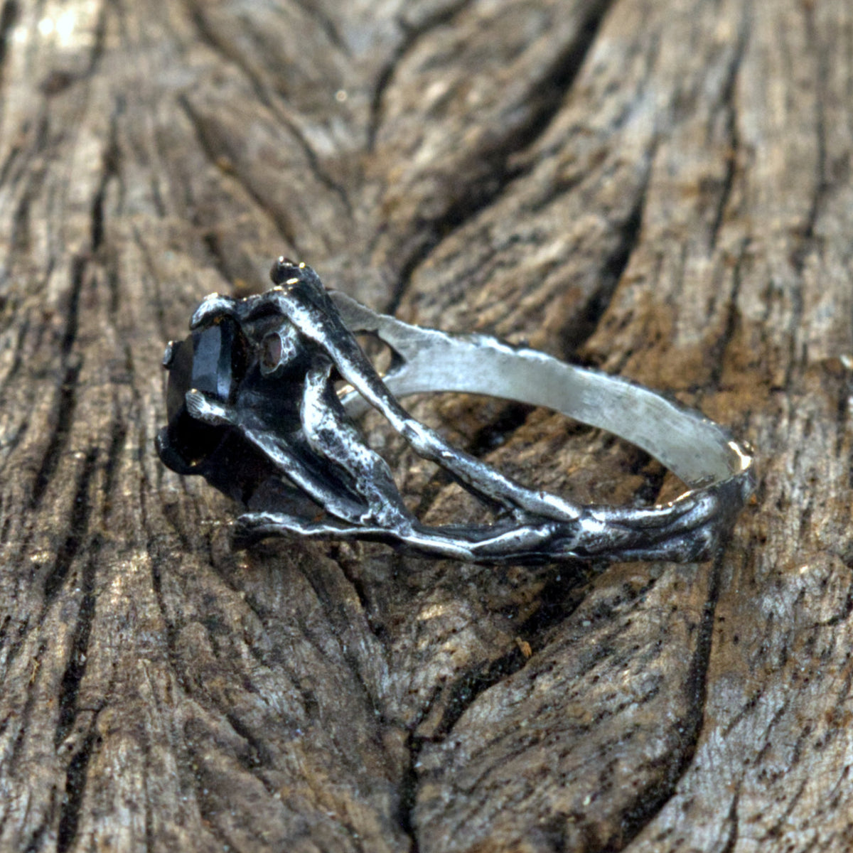Gothic Verlobungsring "Black Rose" aus 925 Silber mit schwarzem Spinell & Rubin