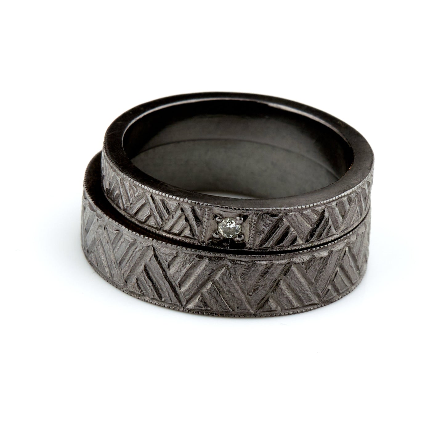 Exklusive Vintage Trauringe aus massivem Tantal. Handgefertigte Schlag-Gravur mit pneumatischem Hammer-Stichel für eine mattierte, historische Textur. Feiner Millegrain-Rand an den Kanten. Damenring 4mm breit mit 2mm Diamant (Brillantschliff, TW/si). Herrenring 6mm breit, massiv und dunkelgrau. Höchste Goldschmiedekunst aus eigener Werkstatt in Deutschland. Keine Industrieware, kein CNC. Biokompatibler Schmuck für Allergiker. Einzigartige, haptisch erlebbare Oberflächenstruktur.