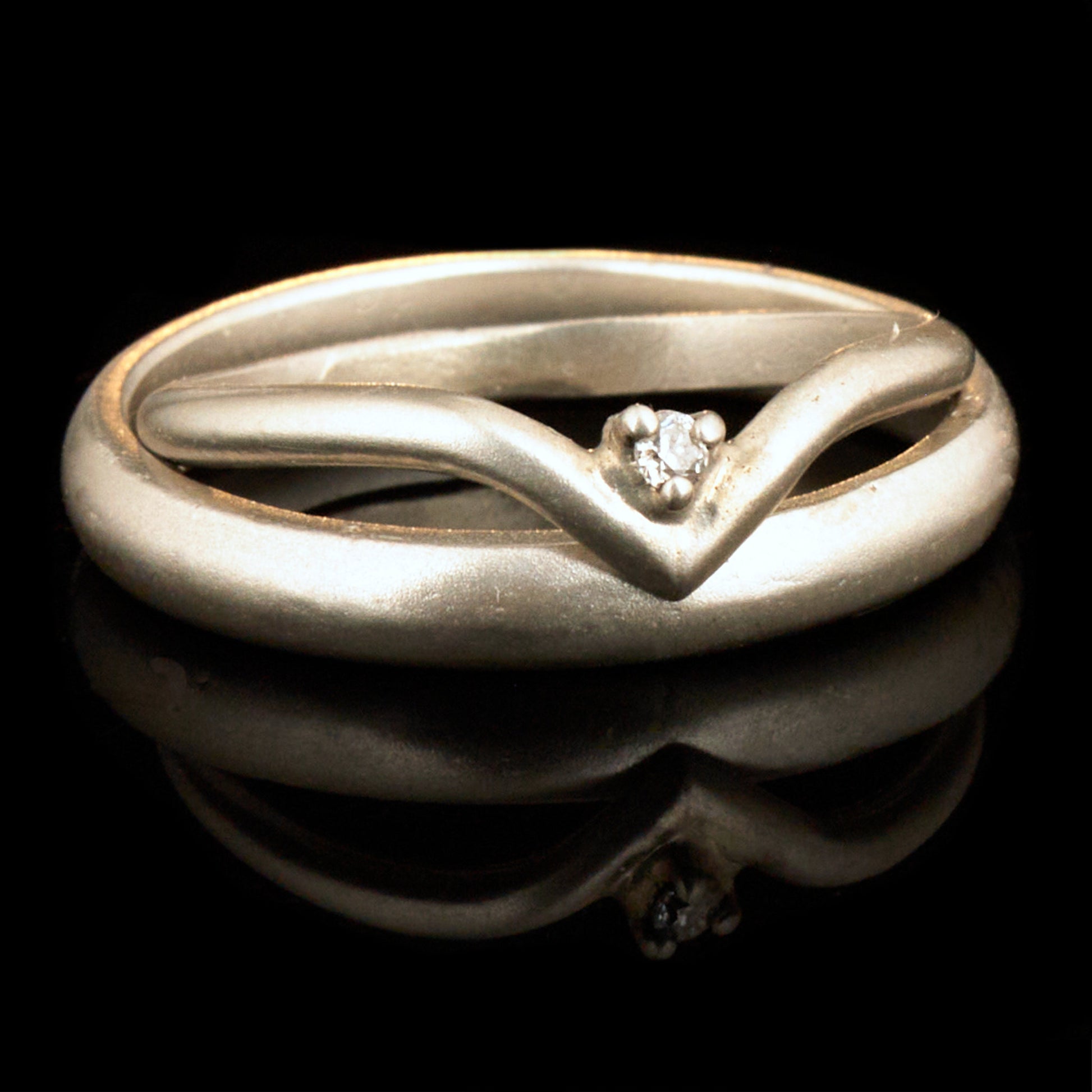 Minimalistische Wishbone Trauringe halbrund aus 925 Silber matt – Filigranes Set mit Diamant