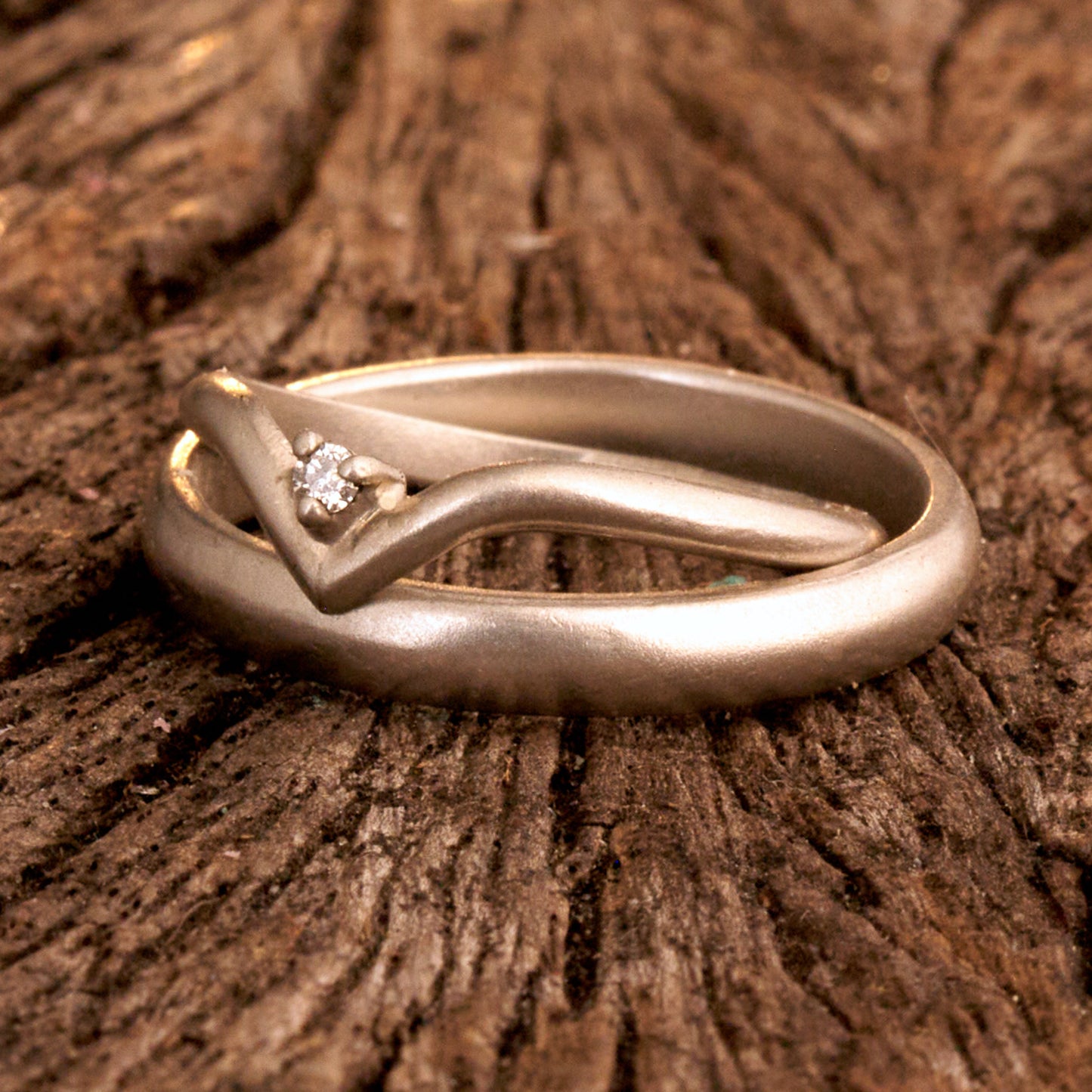 Minimalistische Wishbone Trauringe halbrund aus 925 Silber matt – Filigranes Set mit Diamant