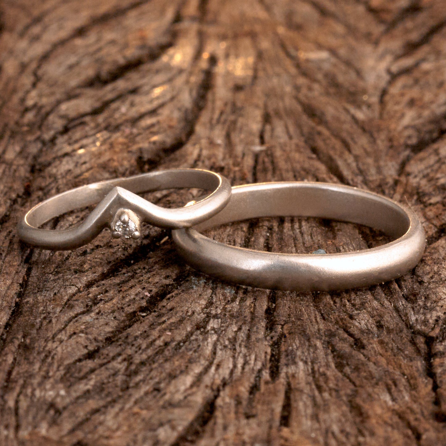 Minimalistische Wishbone Trauringe halbrund aus 925 Silber matt – Filigranes Set mit Diamant