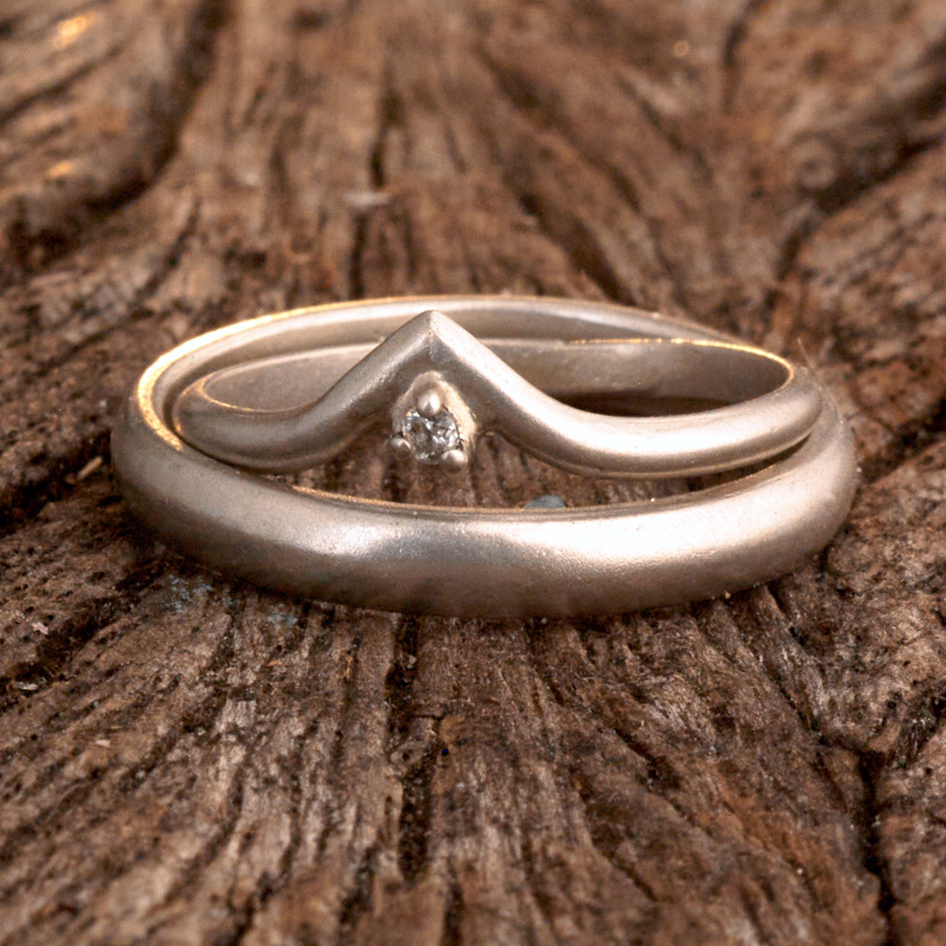 Minimalistische Wishbone Trauringe halbrund aus 925 Silber matt – Filigranes Set mit Diamant