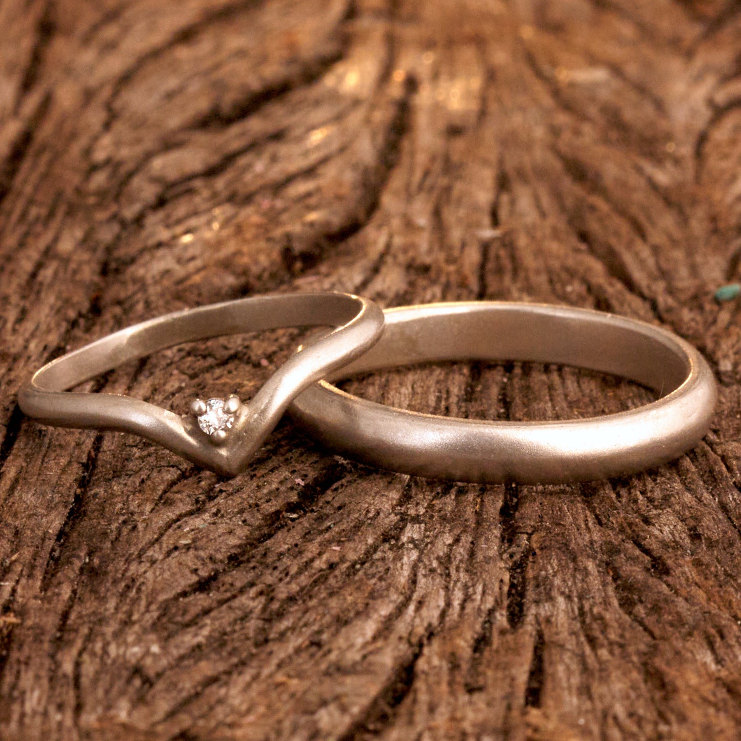 Minimalistische Wishbone Trauringe halbrund aus 925 Silber matt – Filigranes Set mit Diamant