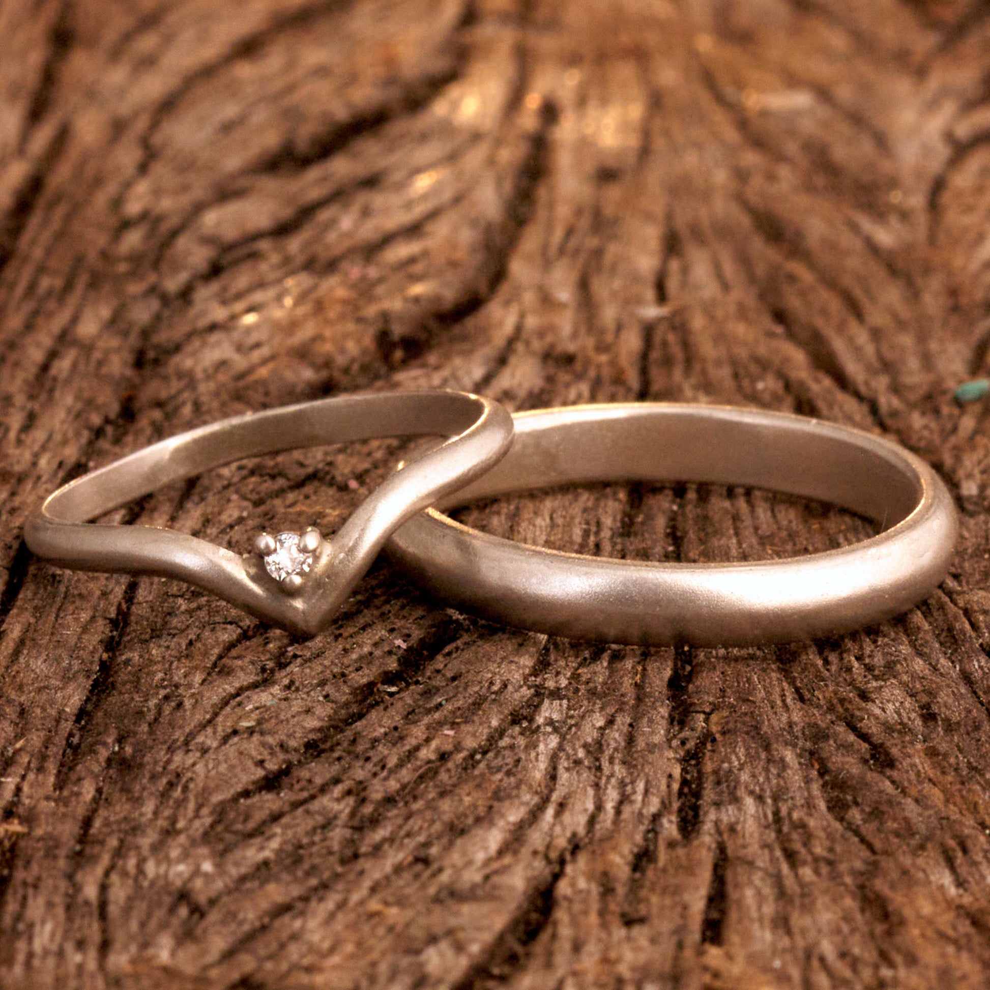 Minimalistische Wishbone Trauringe halbrund aus 925 Silber matt – Filigranes Set mit Diamant