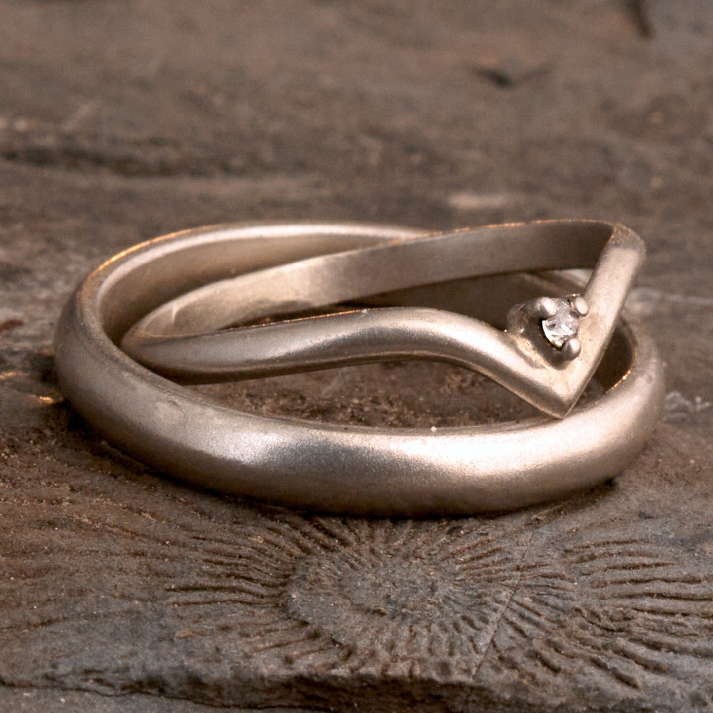 Minimalistische Wishbone Trauringe halbrund aus 925 Silber matt – Filigranes Set mit Diamant