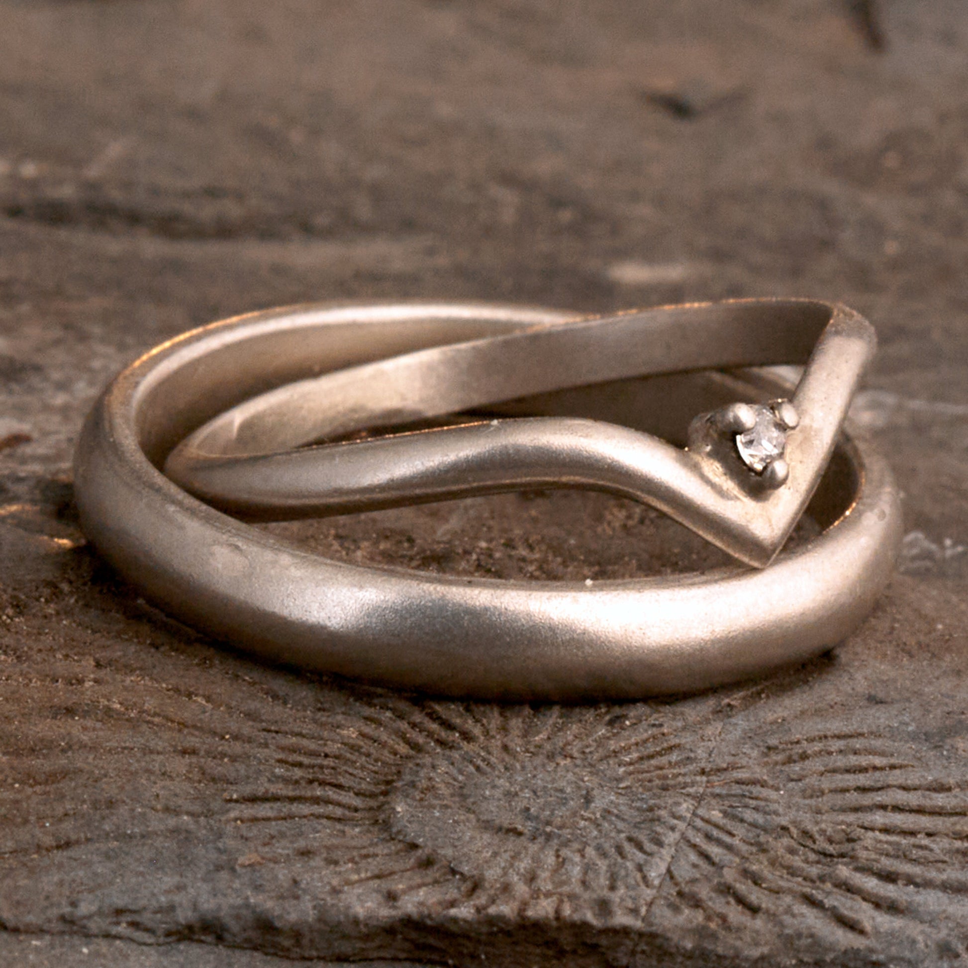 Minimalistische Wishbone Trauringe halbrund aus 925 Silber matt – Filigranes Set mit Diamant