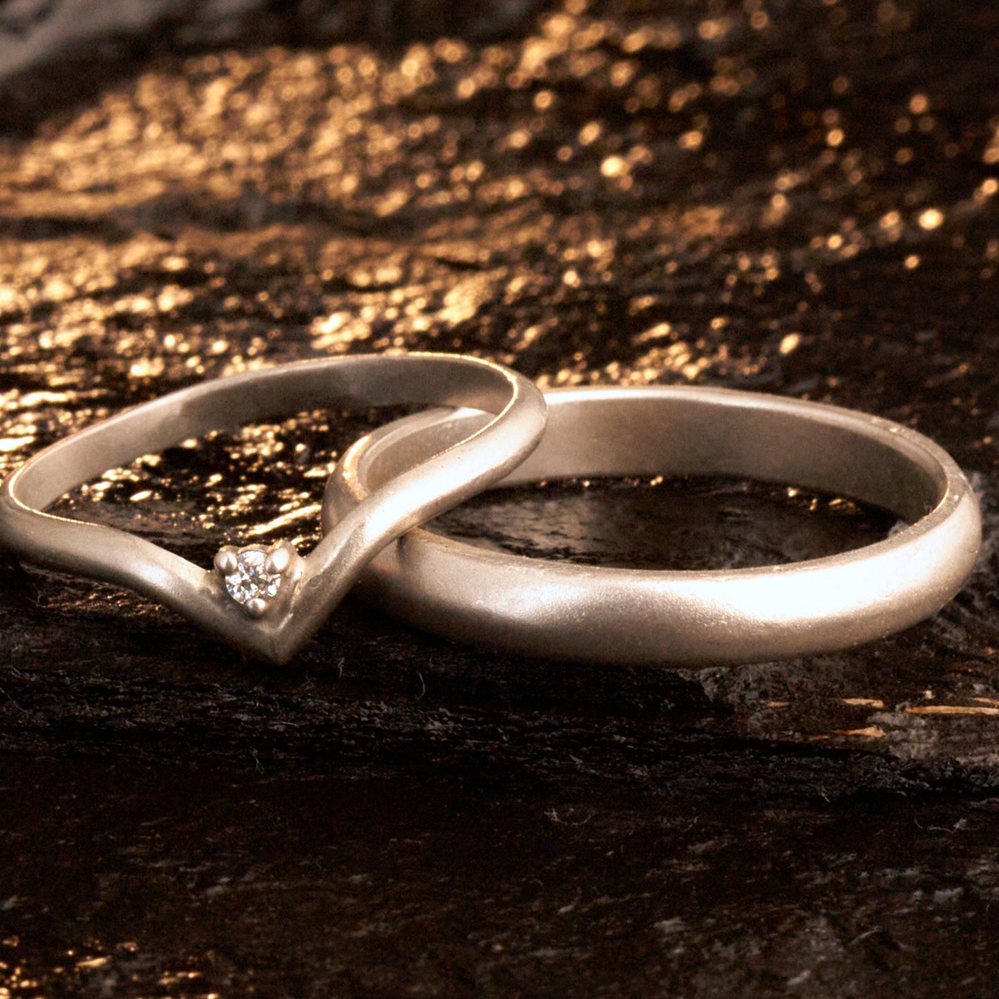 Minimalistische Wishbone Trauringe halbrund aus 925 Silber matt – Filigranes Set mit Diamant